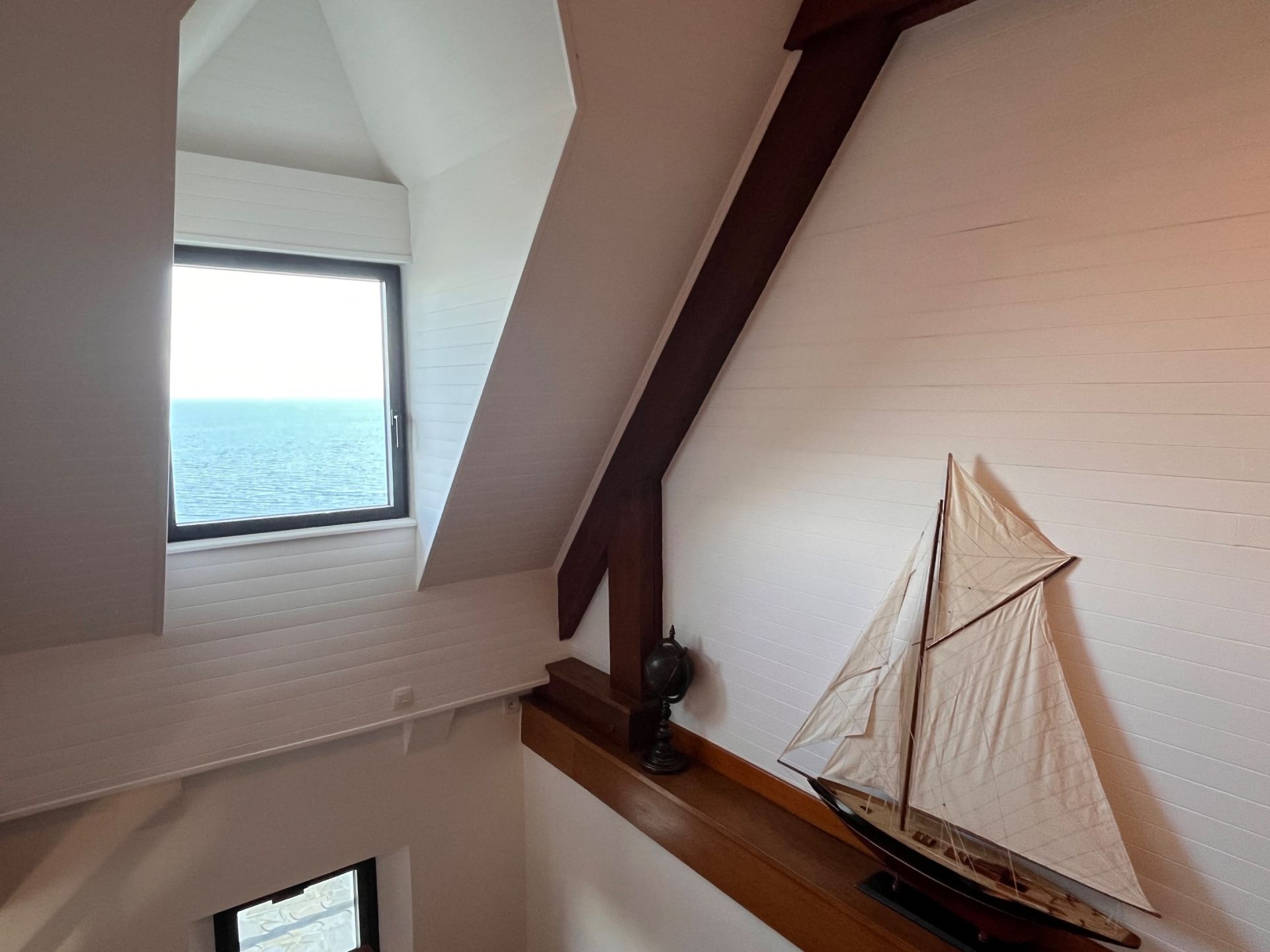 luxury house 8 Rooms for sale on POULLAN SUR MER (29100)