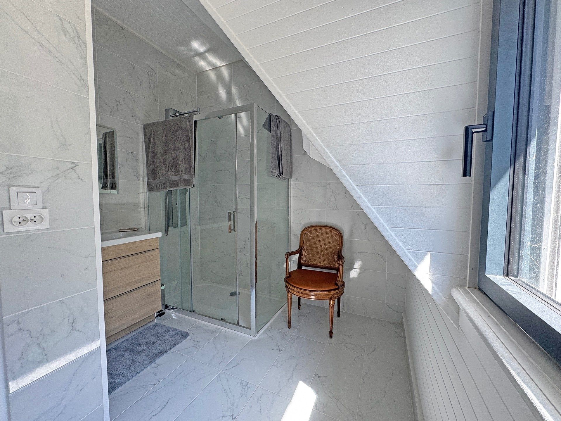 luxury house 8 Rooms for sale on POULLAN SUR MER (29100)