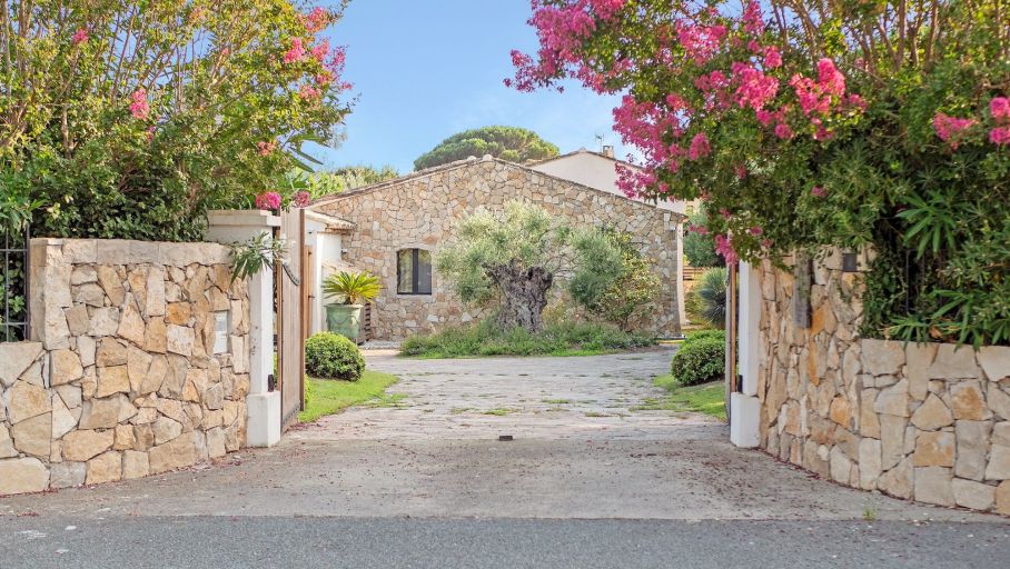 luxury provencale house 8 Rooms for sale on GRIMAUD (83310)