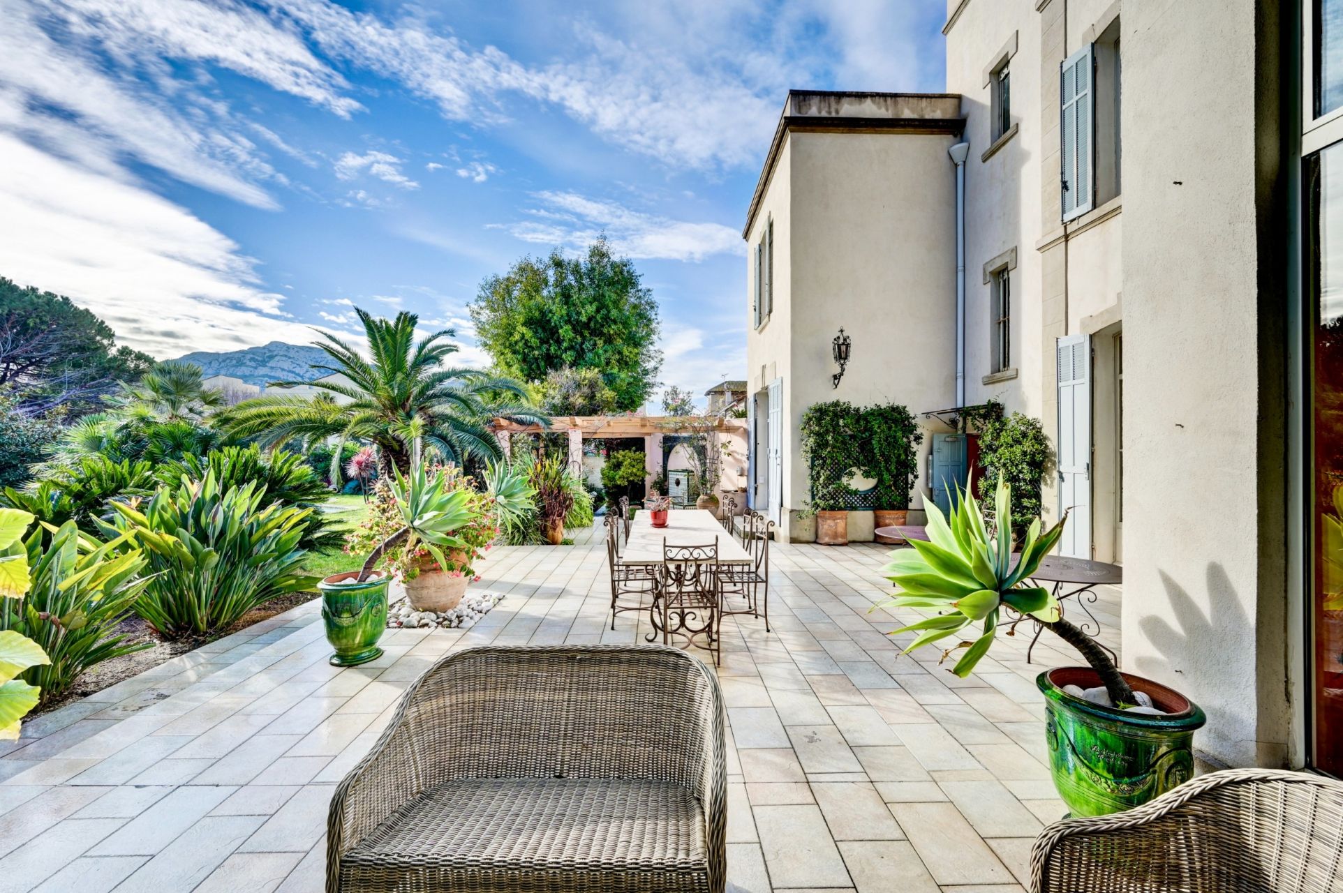 mansion 10 Rooms for sale on MARSEILLE (13008)