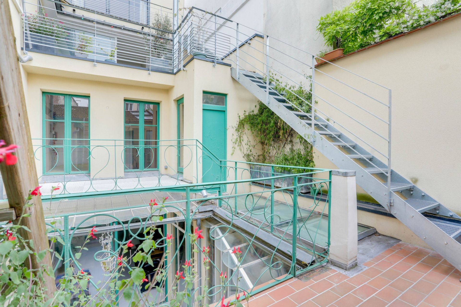 luxury house 10 Rooms for sale on PARIS (75020)