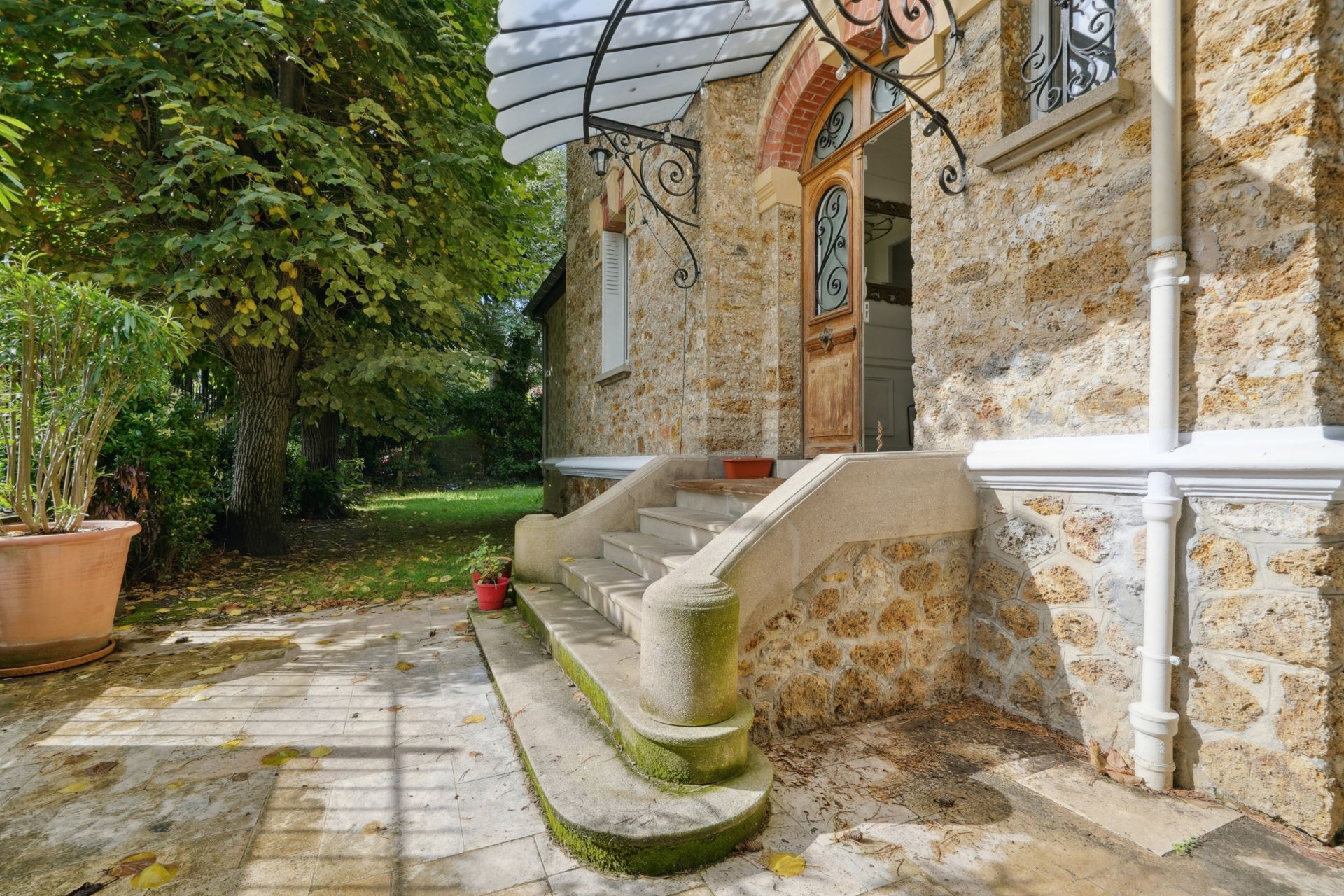 luxury house 9 Rooms for sale on GARCHES (92380)