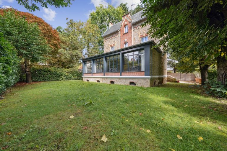 luxury house 9 Rooms for sale on GARCHES (92380)