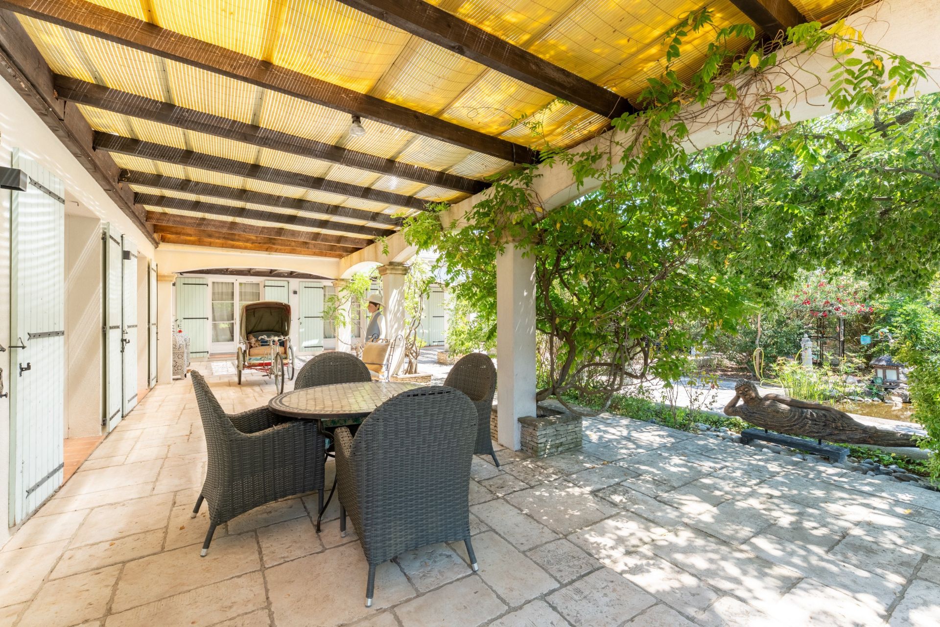 luxury house 11 Rooms for sale on EGUILLES (13510)