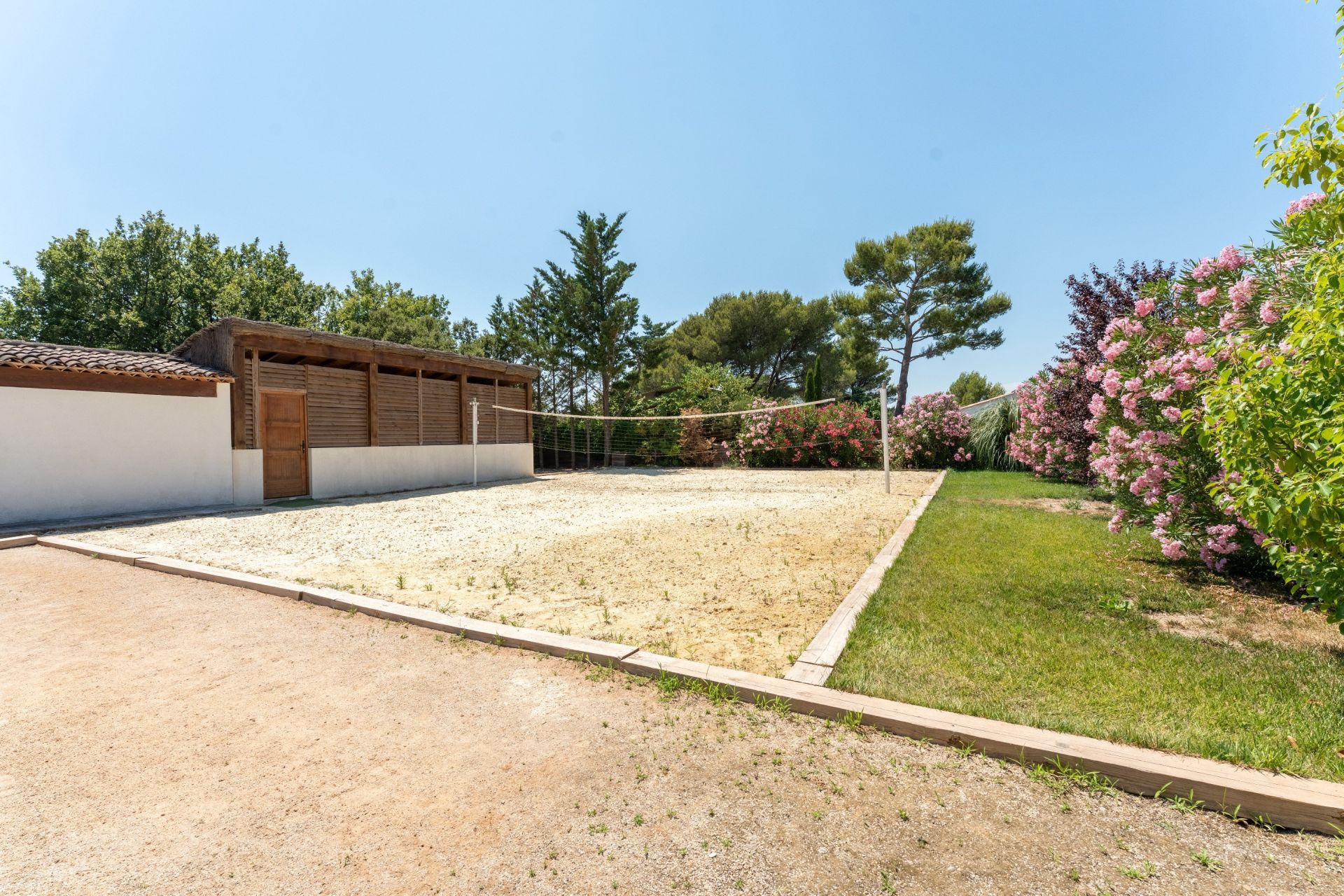 luxury house 11 Rooms for sale on EGUILLES (13510)