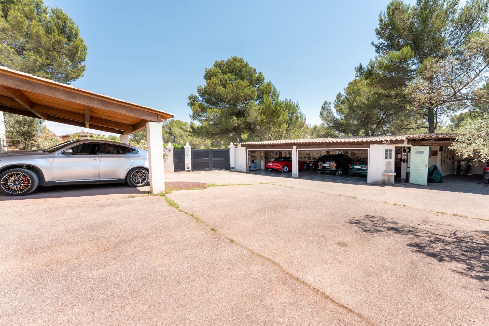 luxury house 11 Rooms for sale on EGUILLES (13510)