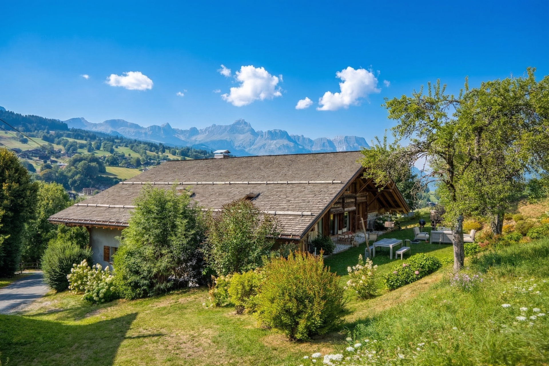 luxury chalet 8 Rooms for seasonal rent on MEGEVE (74120)