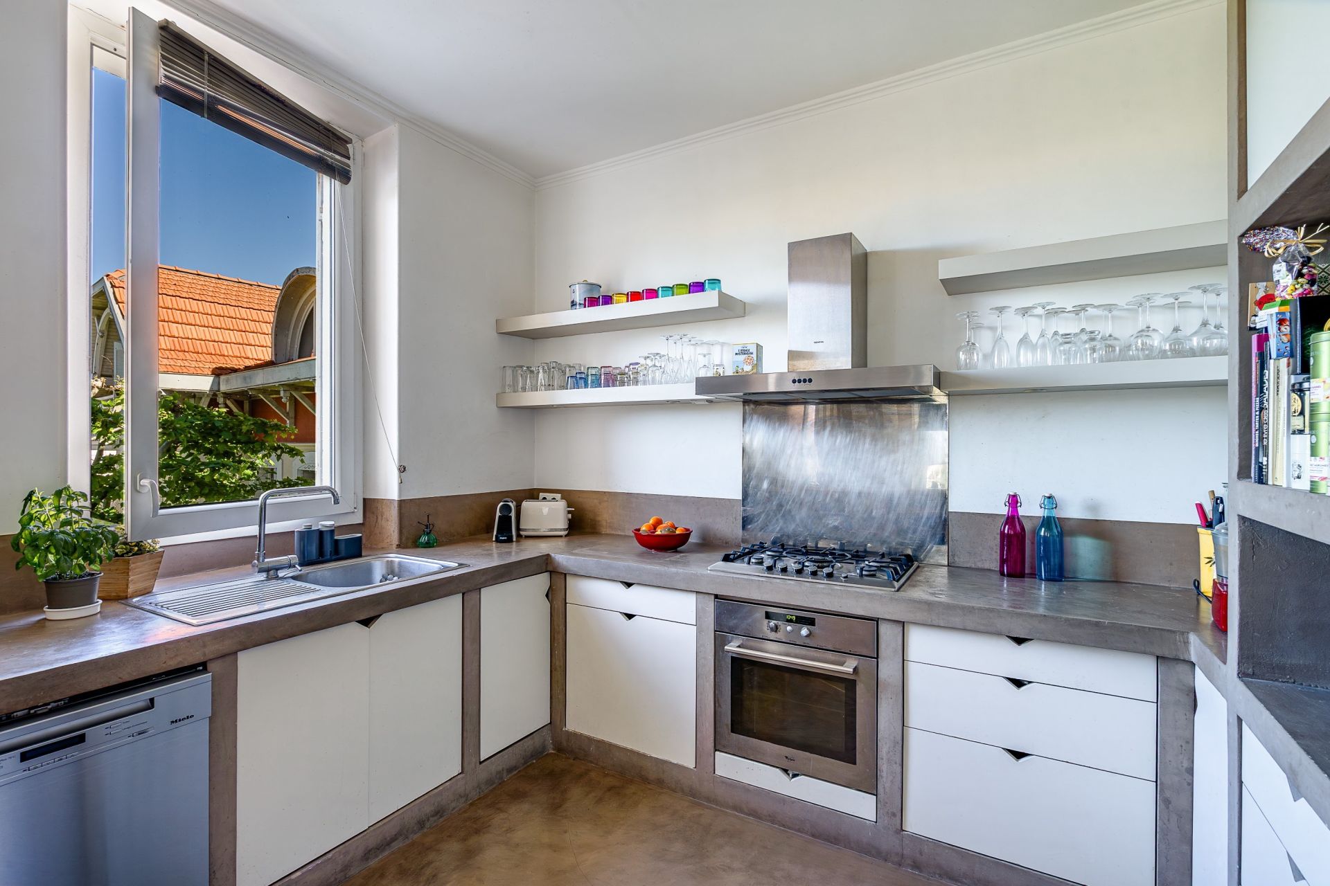 luxury house 9 Rooms for sale on MARSEILLE (13008)