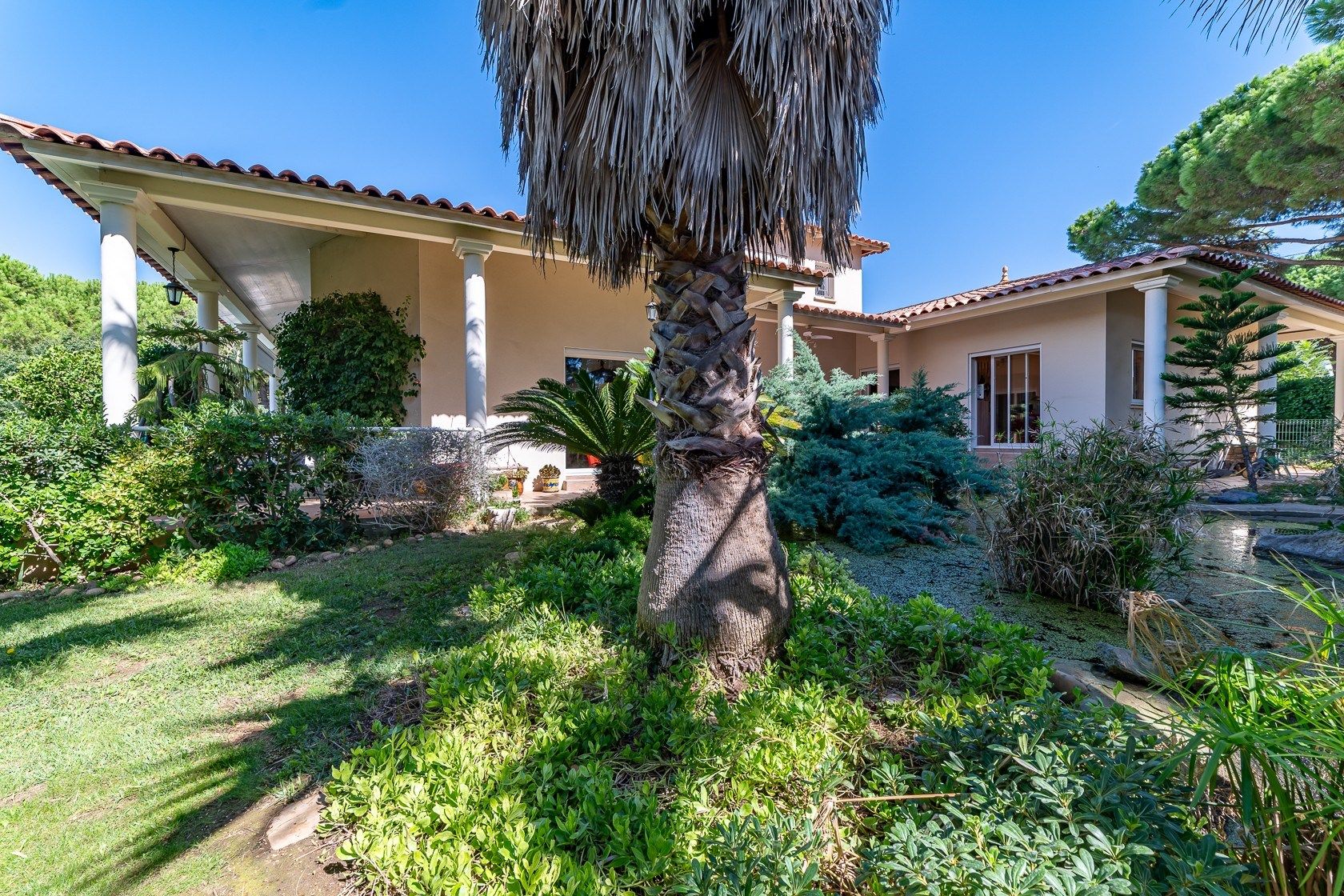 luxury house 7 Rooms for sale on AGDE (34300)