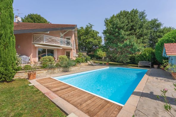 Sale Luxury traditional house Prévessin-Moëns 8 Rooms 320 m²