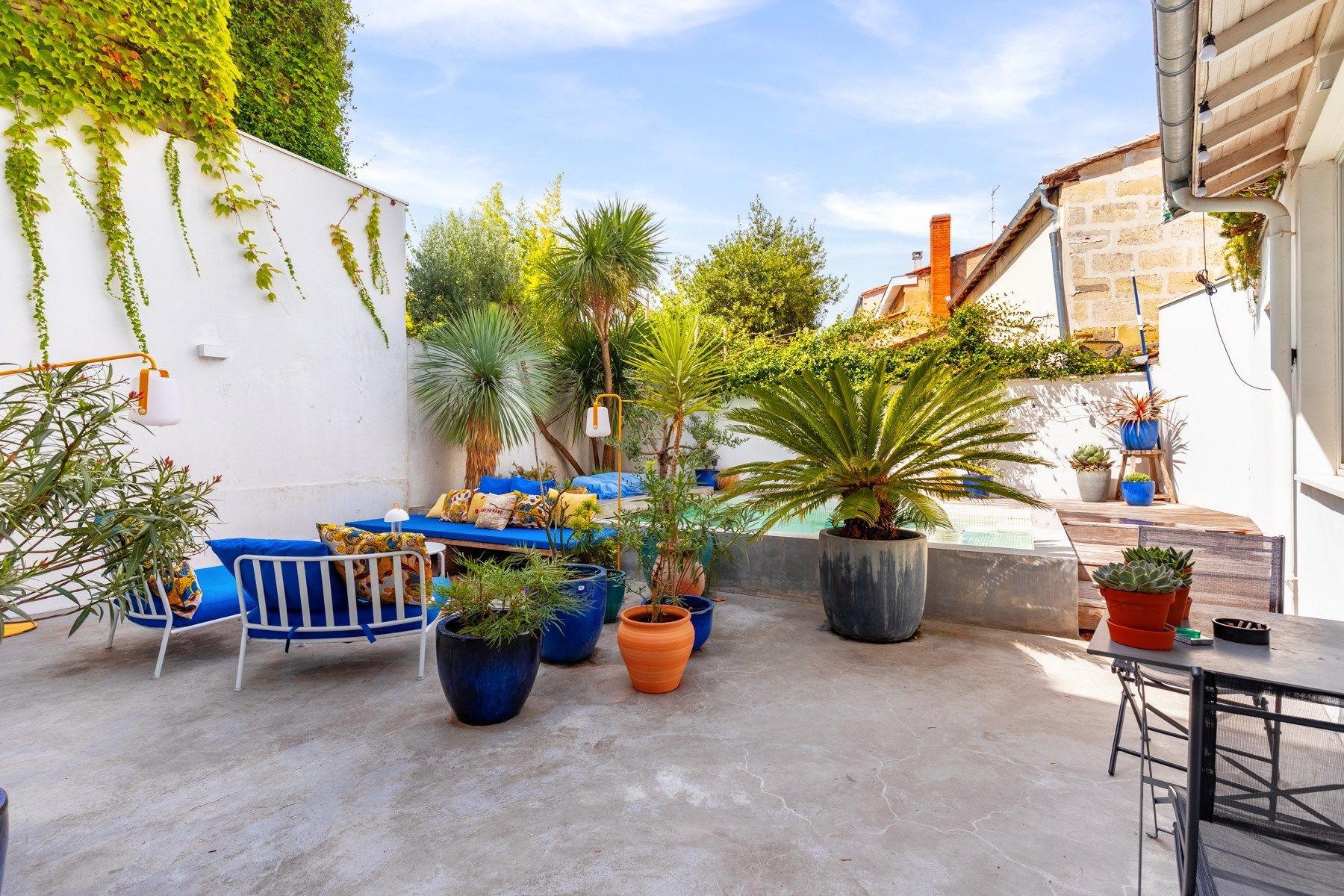 luxury house 5 Rooms for sale on BORDEAUX (33000)