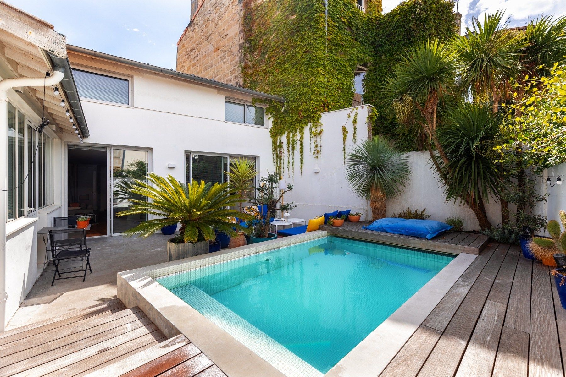luxury house 5 Rooms for sale on BORDEAUX (33000)