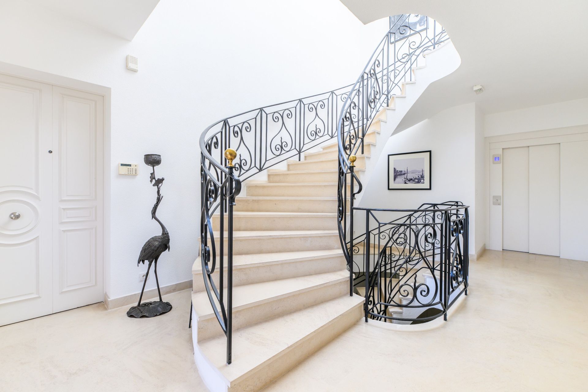 luxury apartment 6 Rooms for sale on ST TROPEZ (83990)