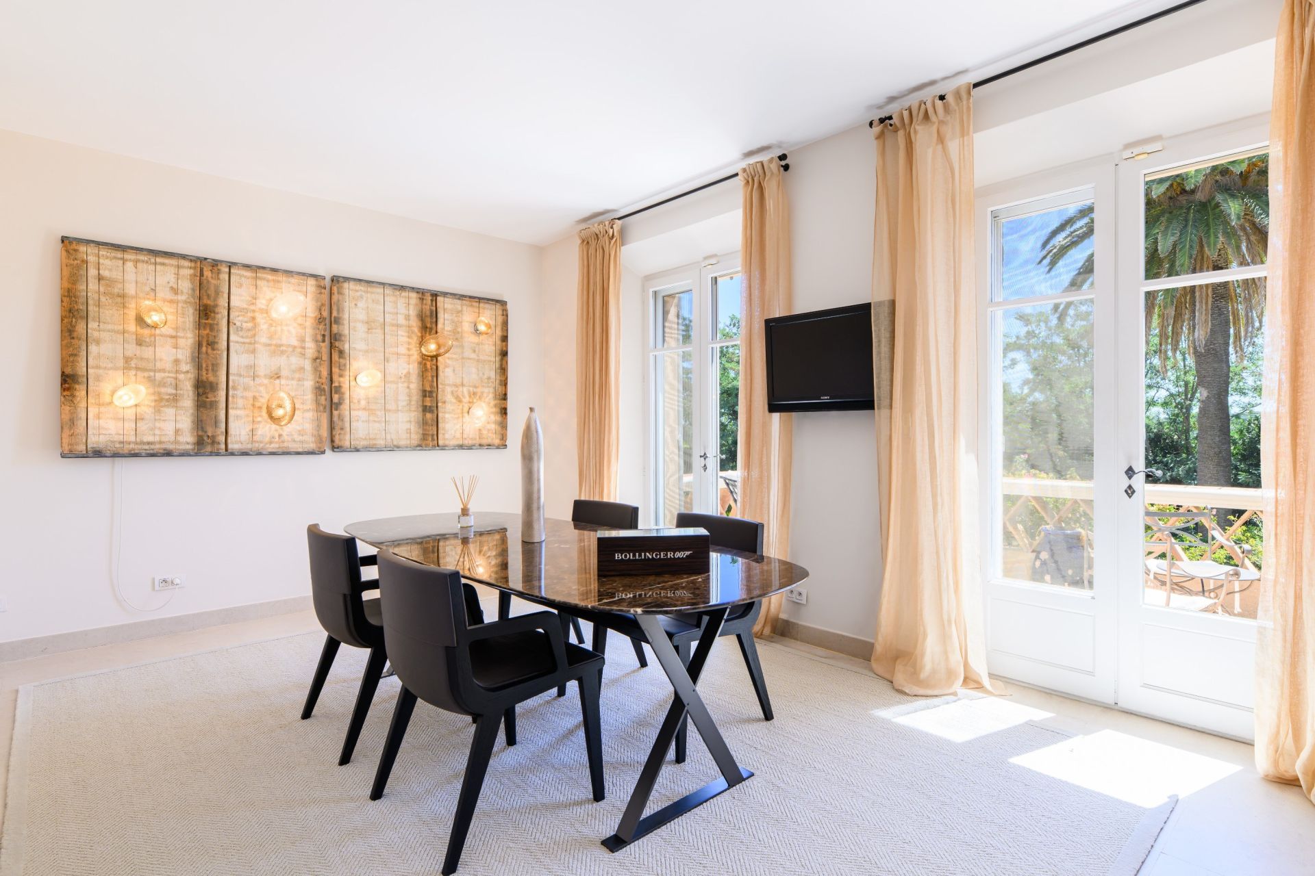 luxury apartment 6 Rooms for sale on ST TROPEZ (83990)