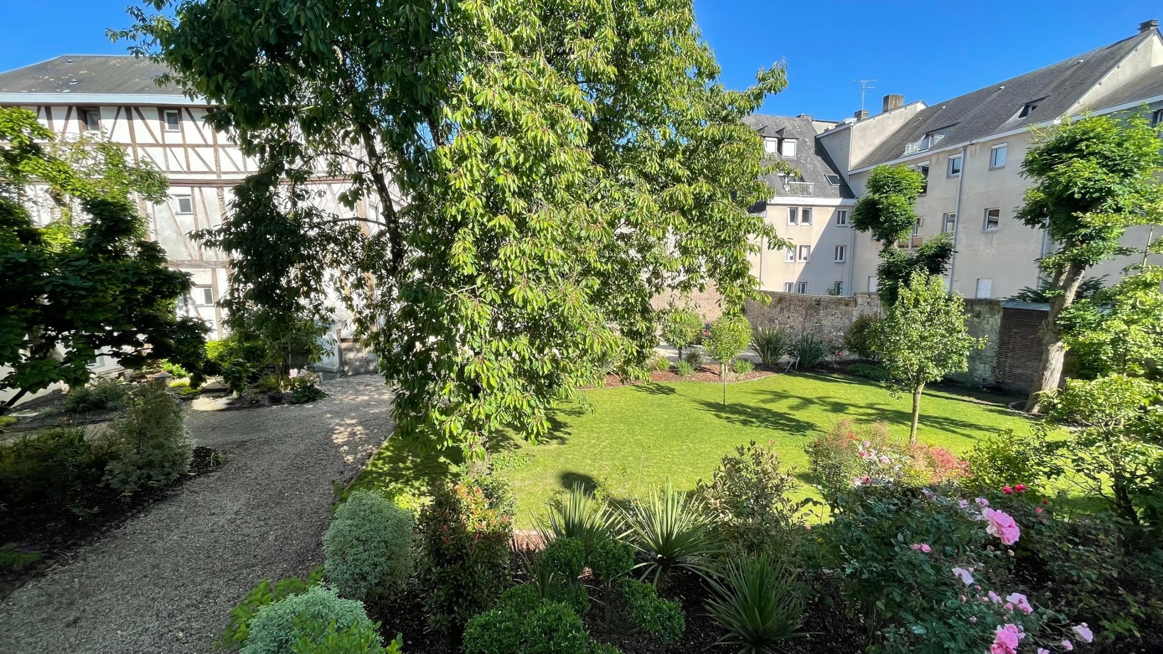 luxury apartment 8 Rooms for sale on ROUEN (76000)