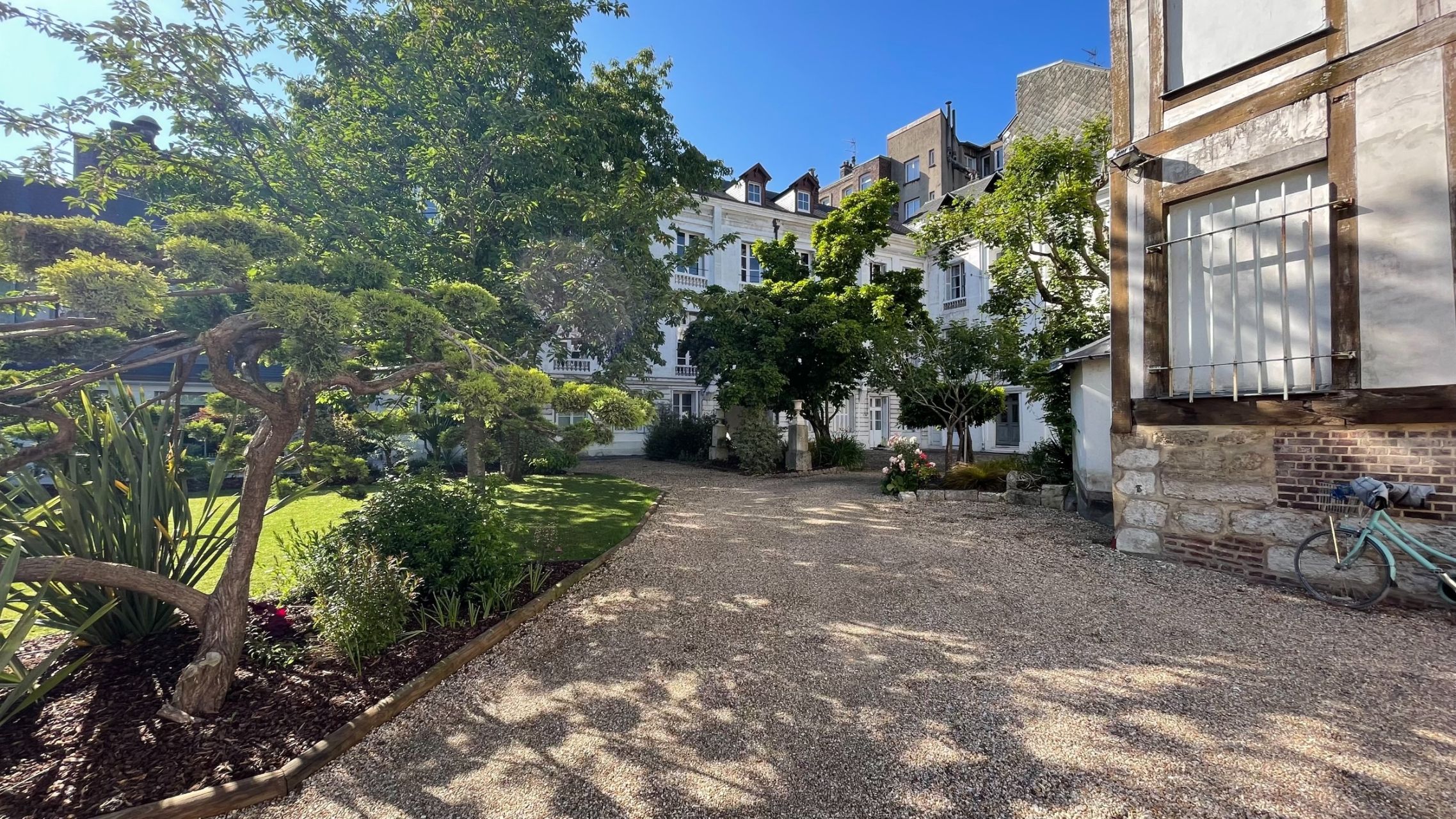 luxury apartment 8 Rooms for sale on ROUEN (76000)