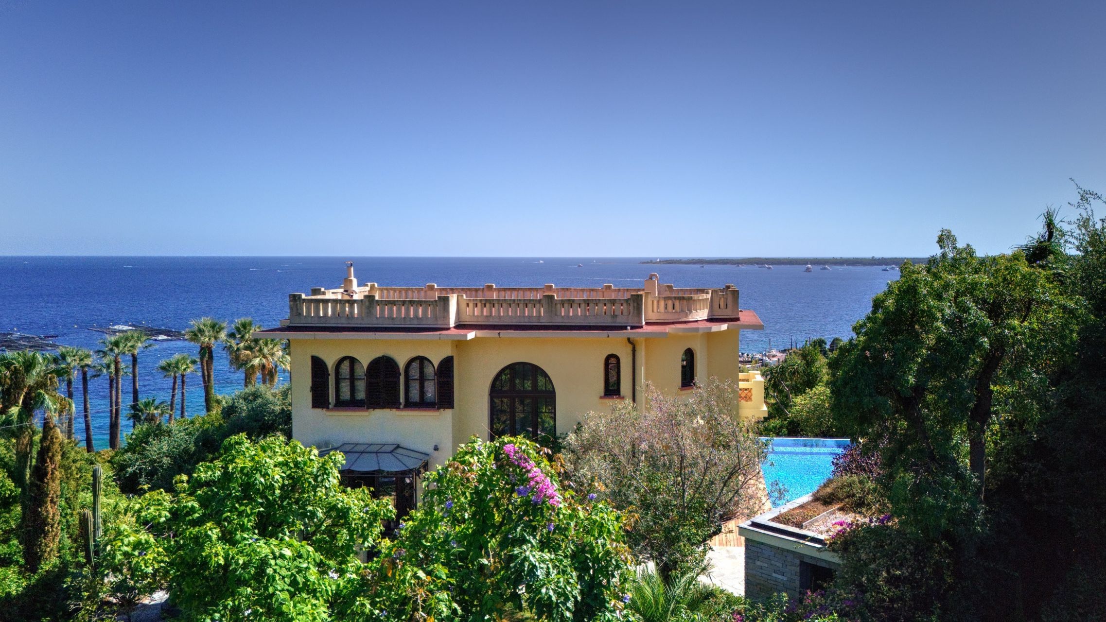 mansion 5 Rooms for sale on VALLAURIS (06220)