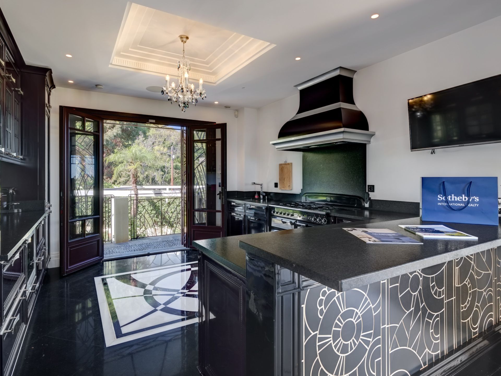 mansion 5 Rooms for sale on VALLAURIS (06220)