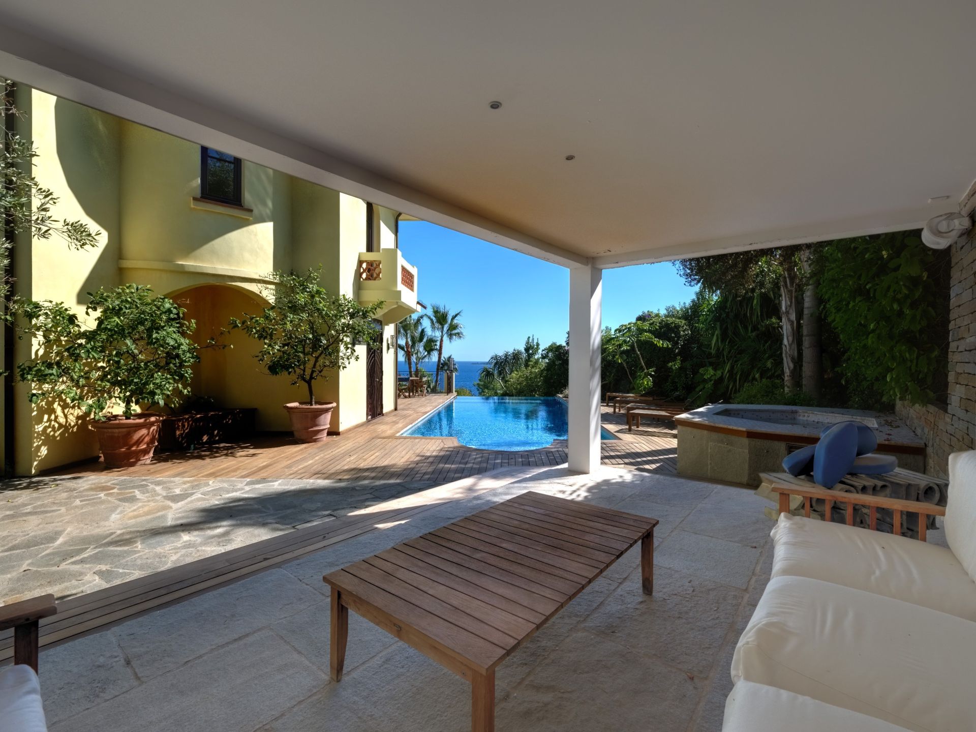 mansion 5 Rooms for sale on VALLAURIS (06220)