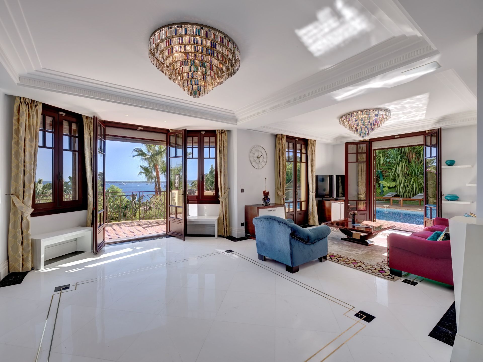 mansion 5 Rooms for sale on VALLAURIS (06220)