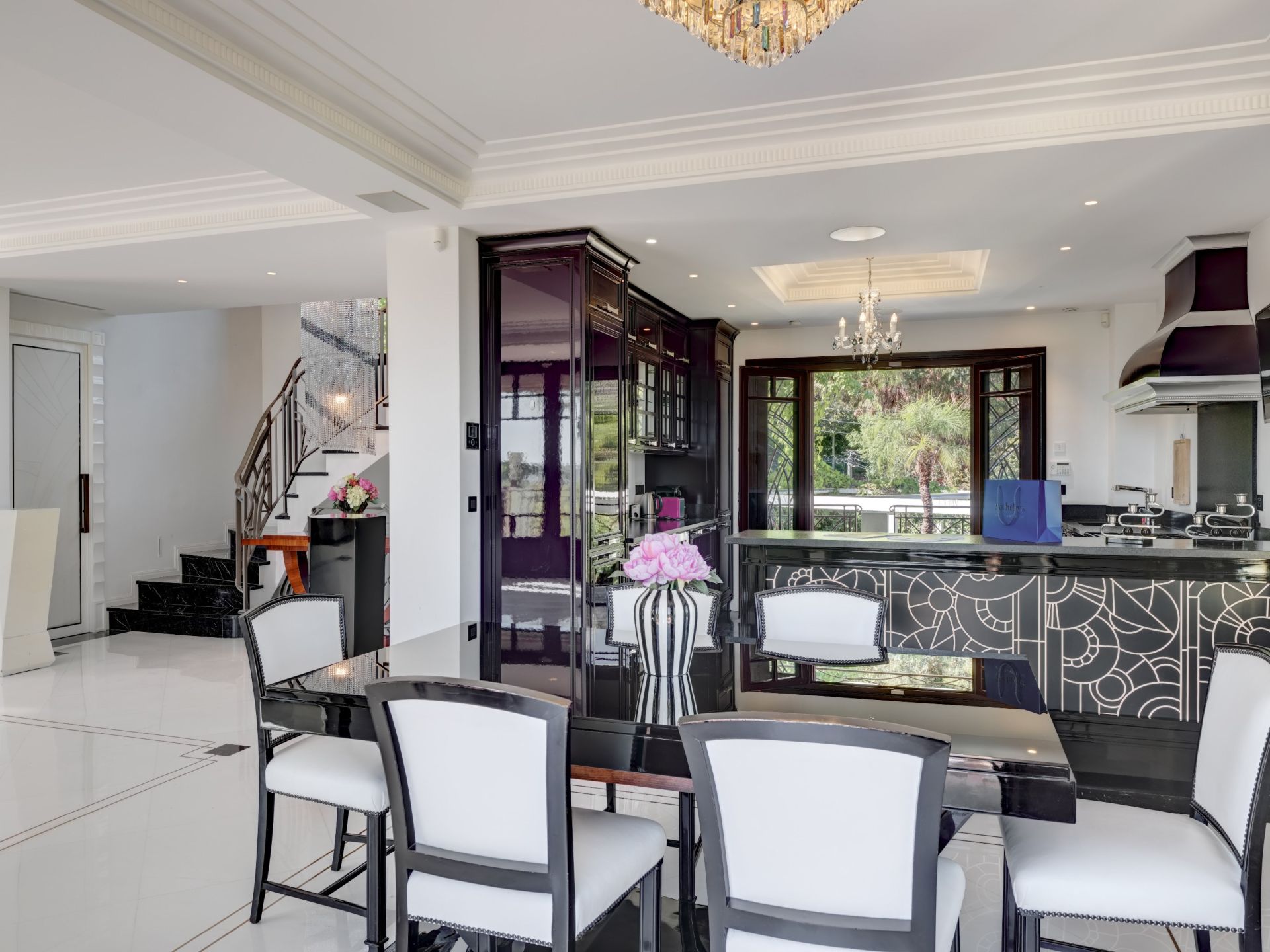 mansion 5 Rooms for sale on VALLAURIS (06220)