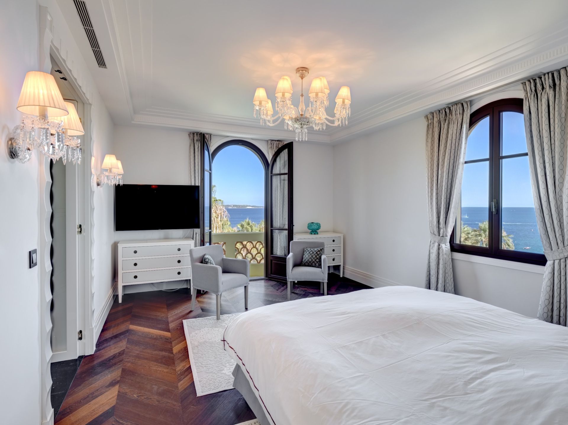 mansion 5 Rooms for sale on VALLAURIS (06220)