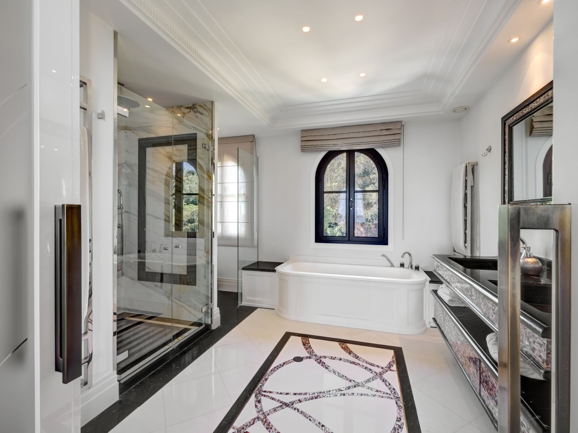 mansion 5 Rooms for sale on VALLAURIS (06220)