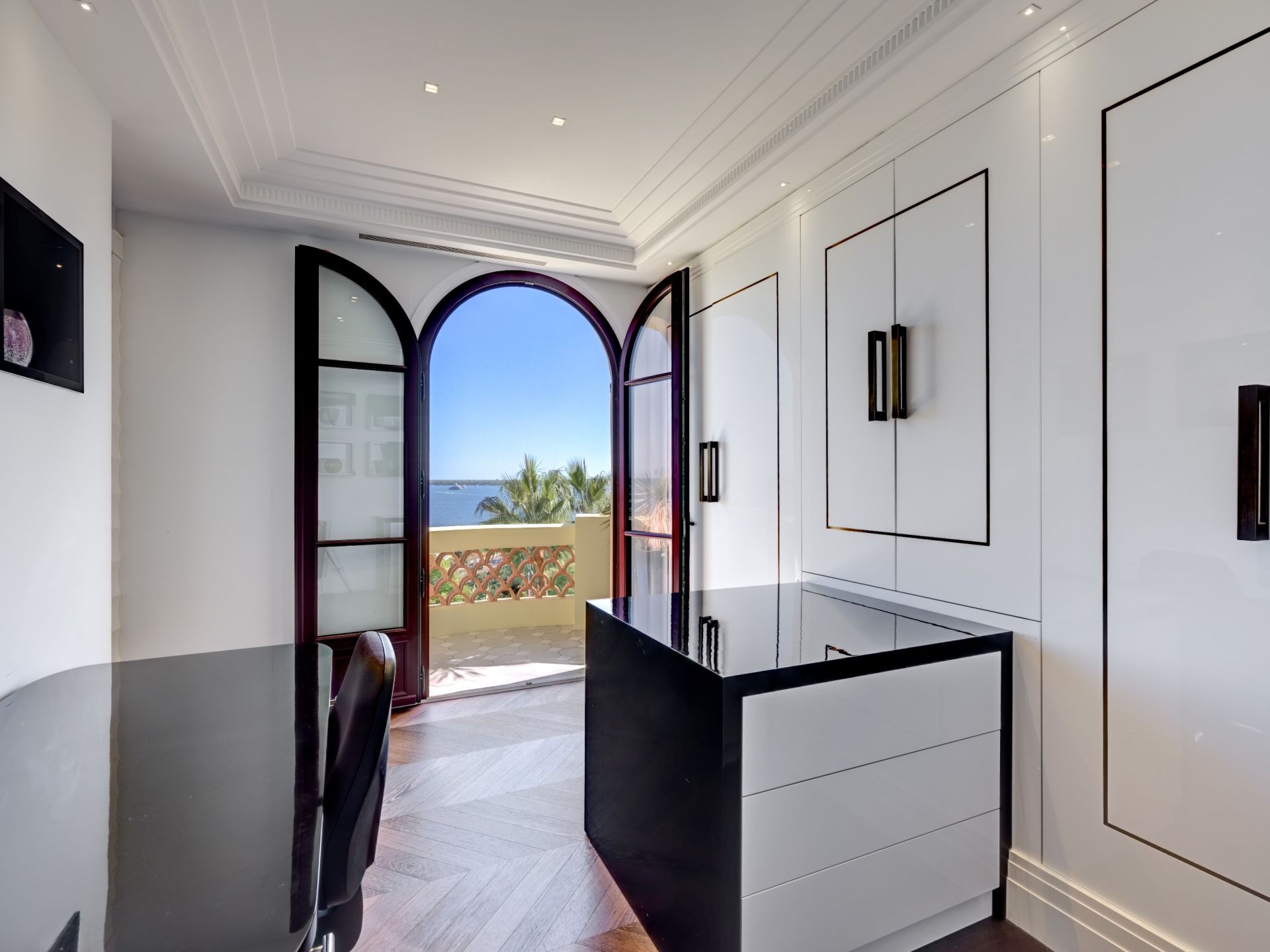 mansion 5 Rooms for sale on VALLAURIS (06220)