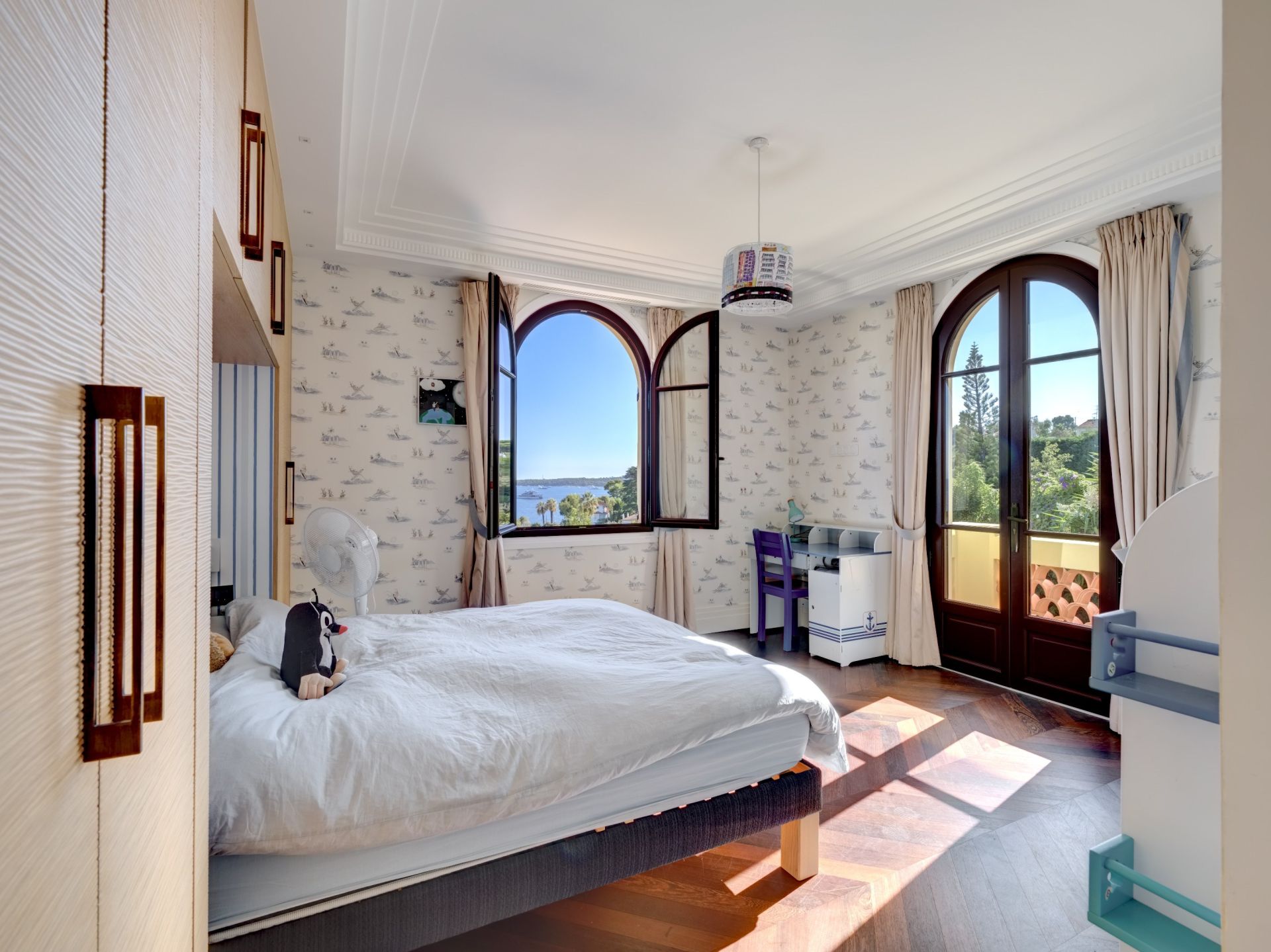 mansion 5 Rooms for sale on VALLAURIS (06220)