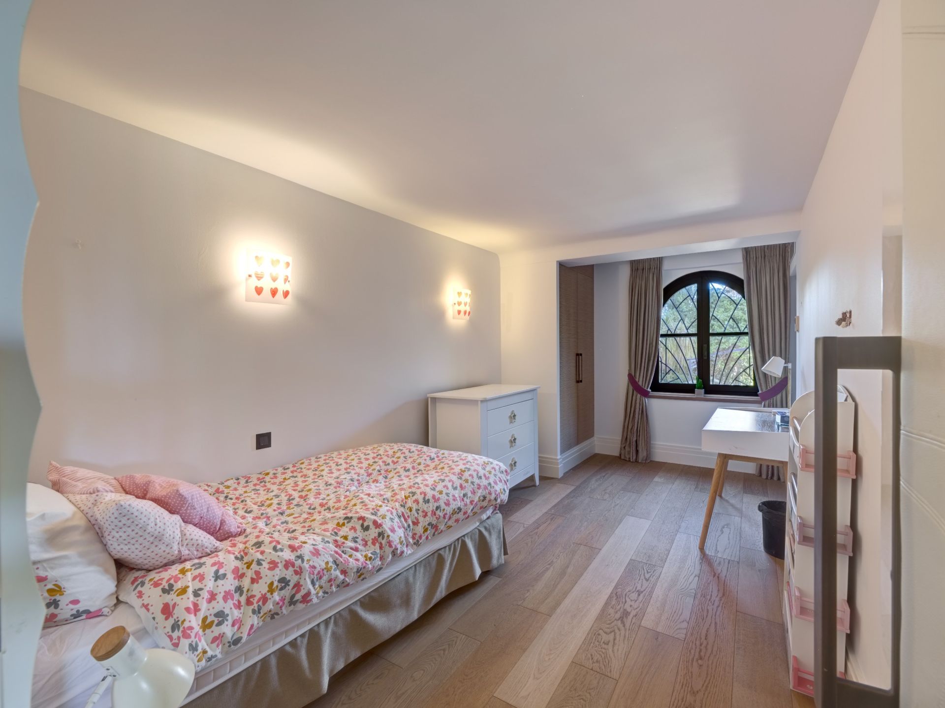 mansion 5 Rooms for sale on VALLAURIS (06220)