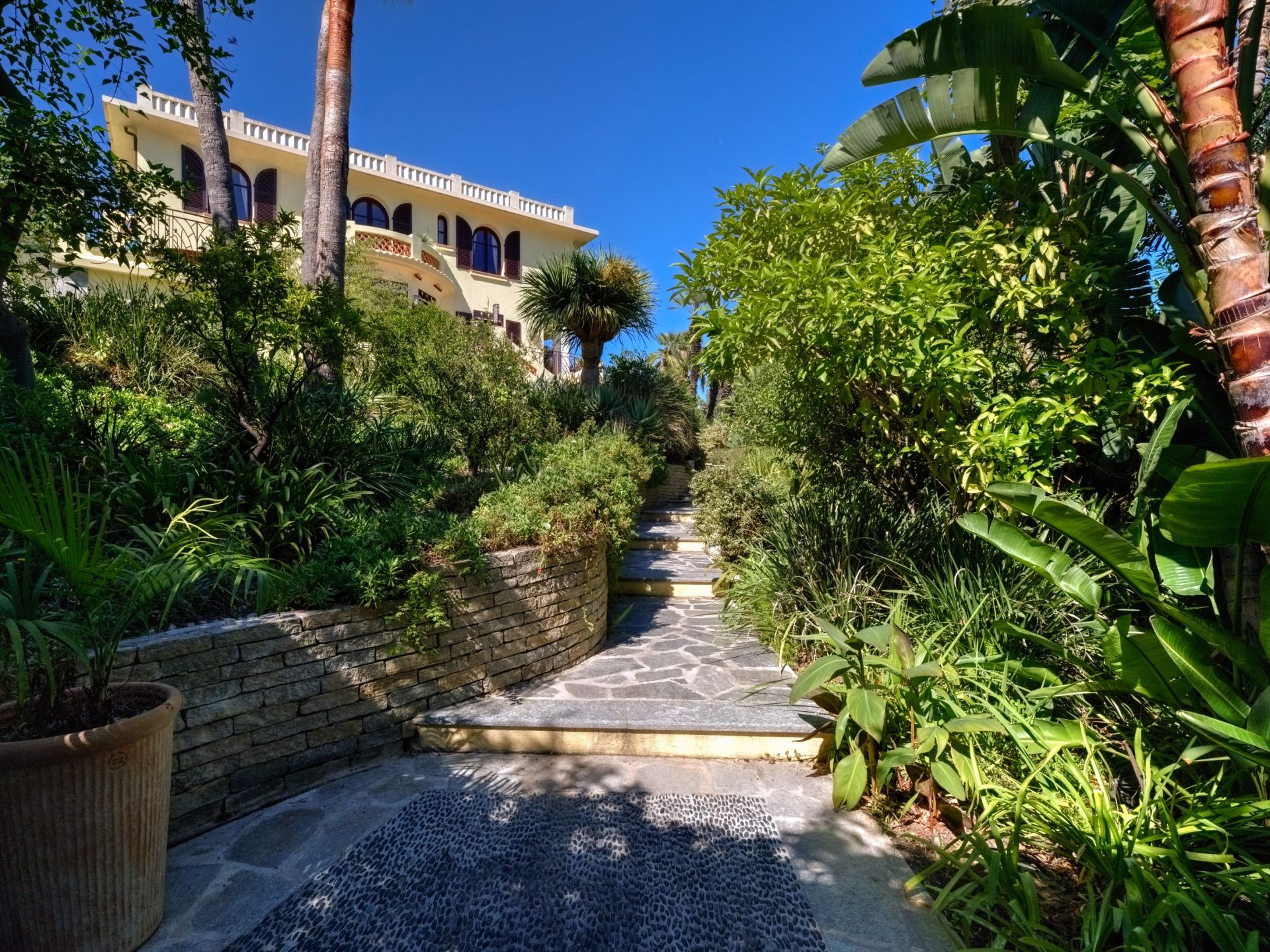 mansion 5 Rooms for sale on VALLAURIS (06220)