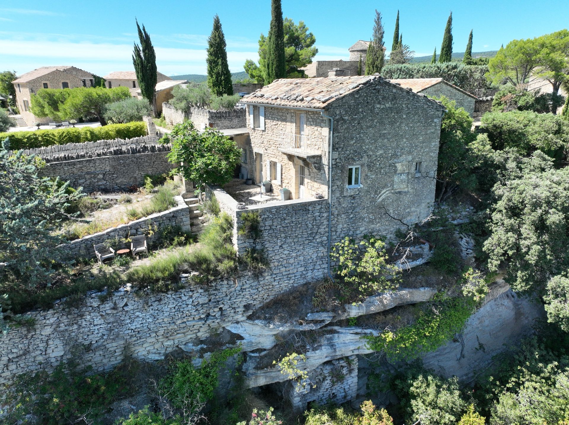 luxury house 4 Rooms for sale on GORDES (84220)
