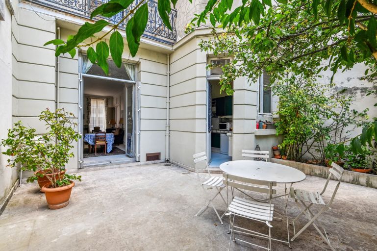 luxury house 7 Rooms for sale on PARIS (75016)