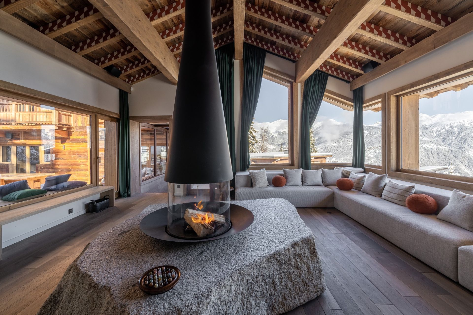 luxury chalet 12 Rooms for seasonal rent on COURCHEVEL (73120)