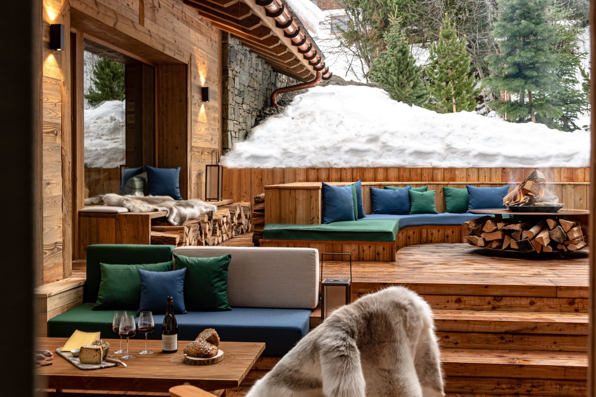 luxury chalet 12 Rooms for seasonal rent on COURCHEVEL (73120)