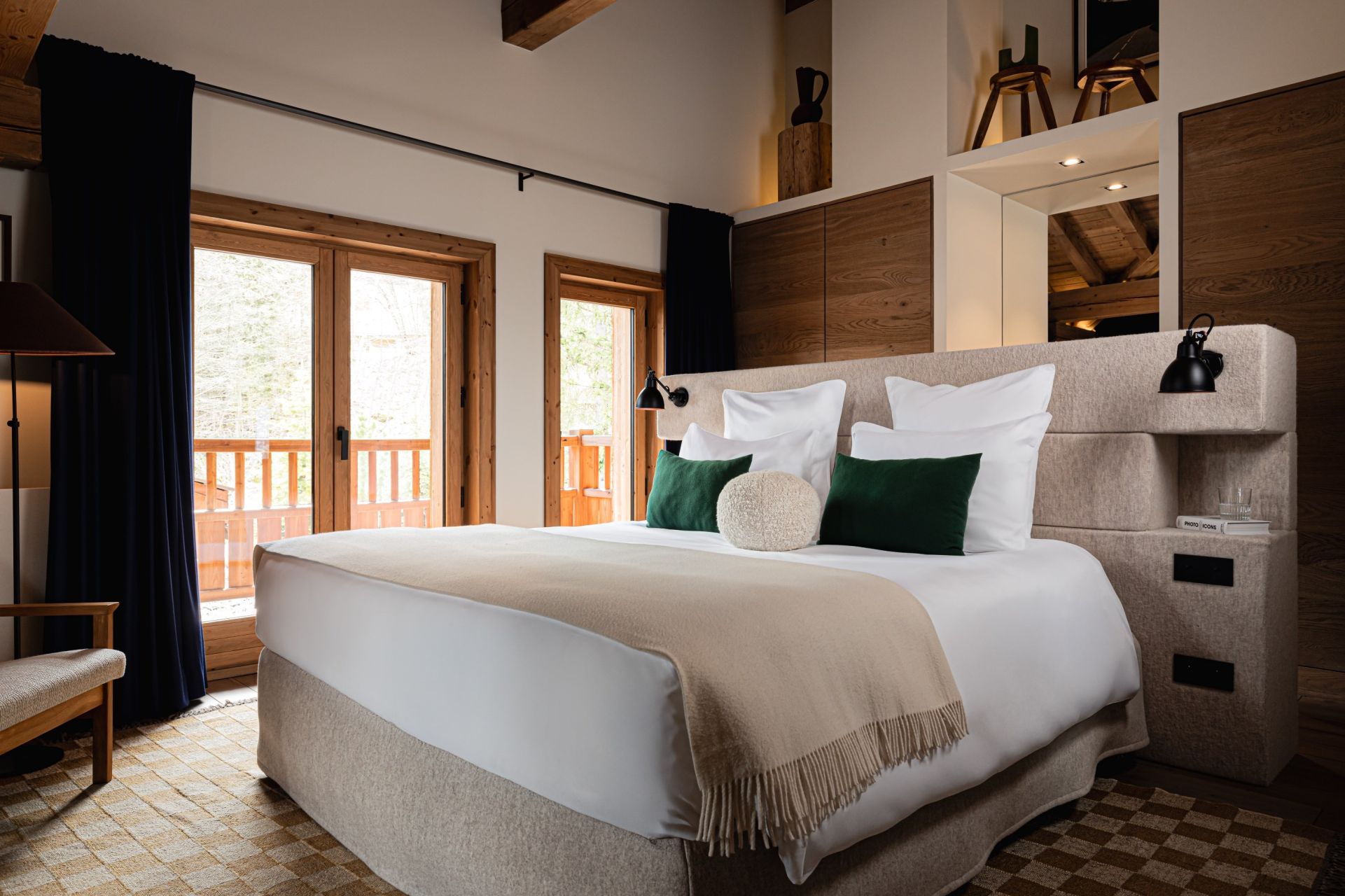luxury chalet 12 Rooms for seasonal rent on COURCHEVEL (73120)