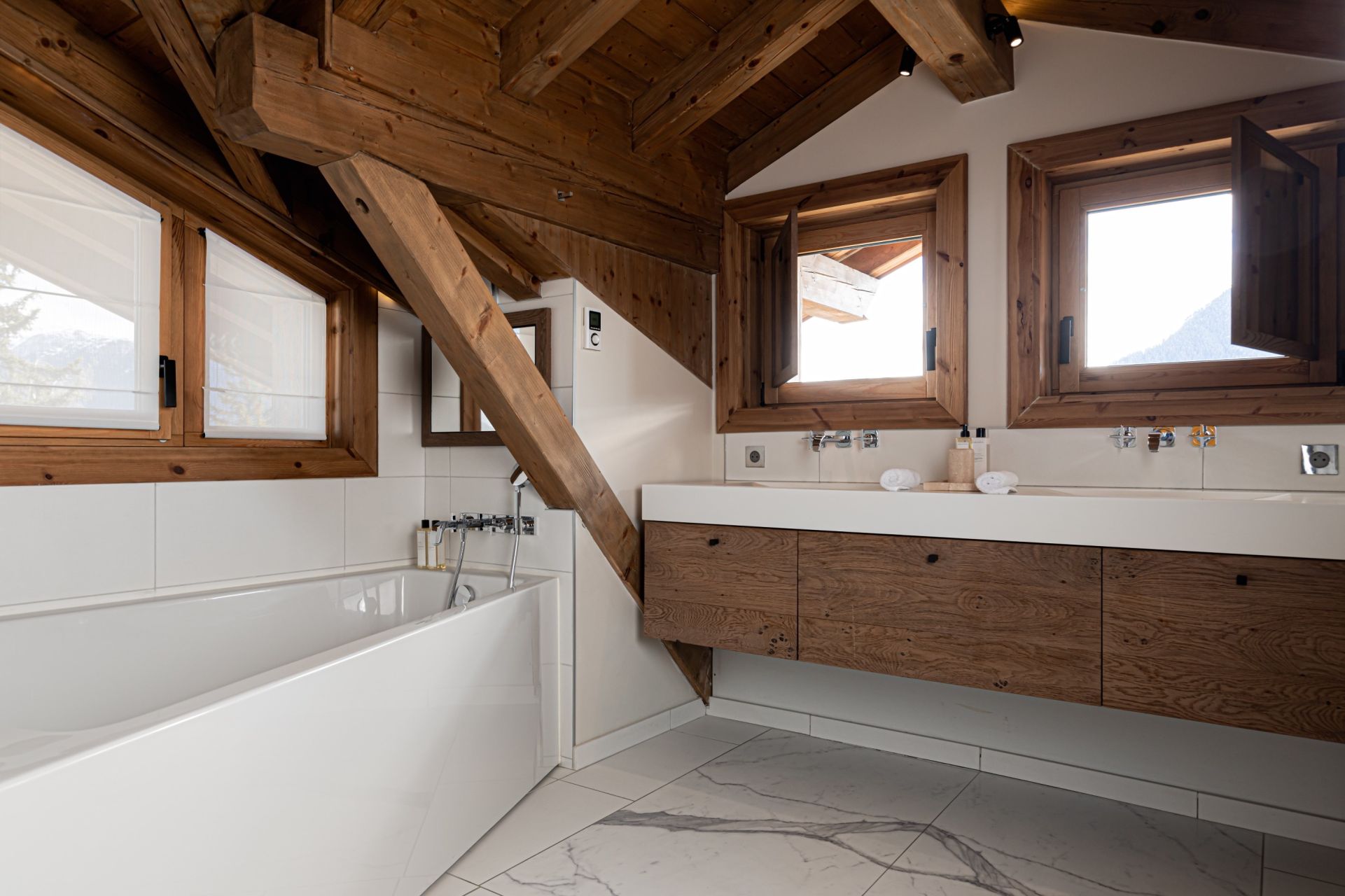 luxury chalet 12 Rooms for seasonal rent on COURCHEVEL (73120)