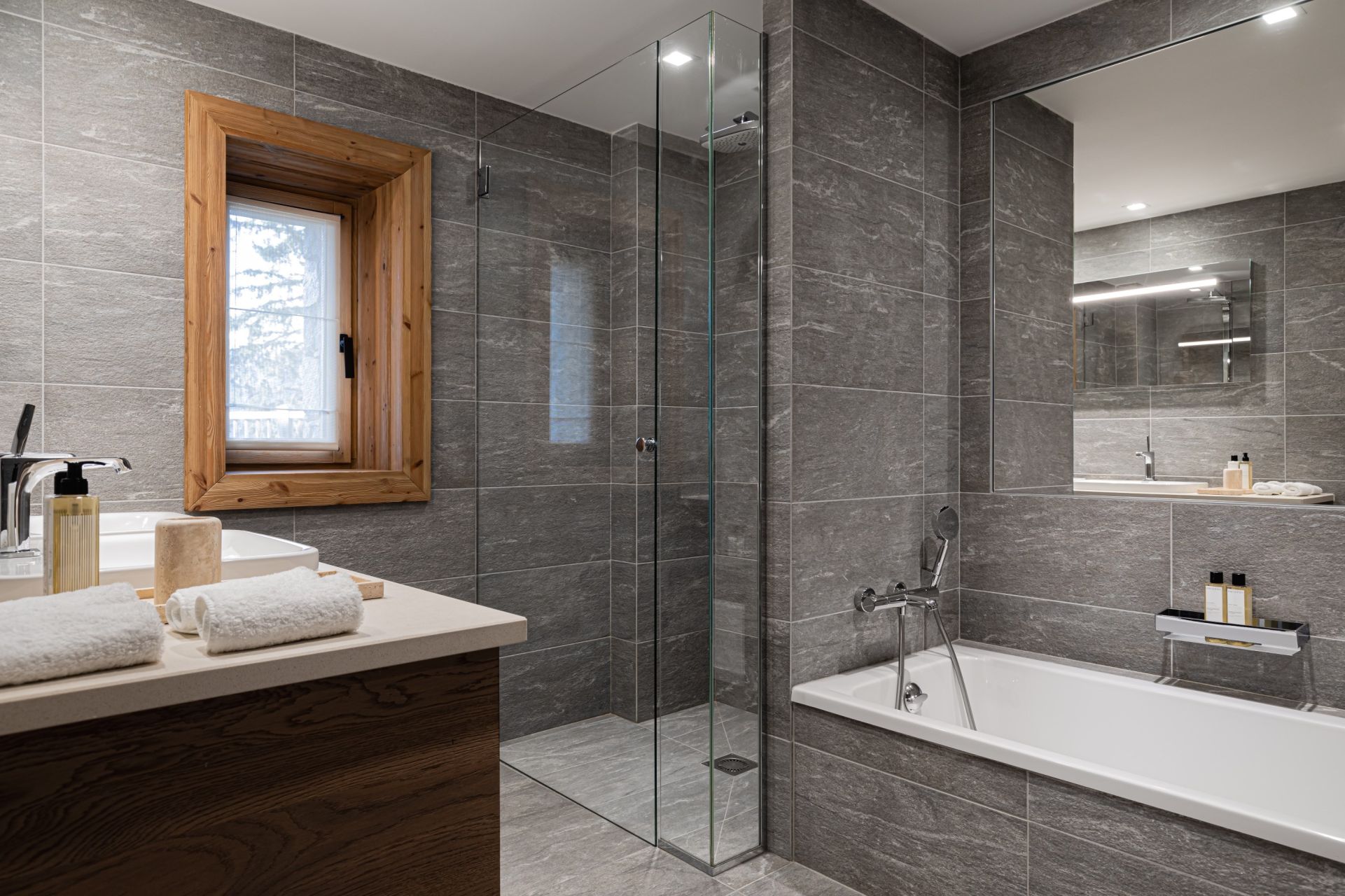 luxury chalet 12 Rooms for seasonal rent on COURCHEVEL (73120)