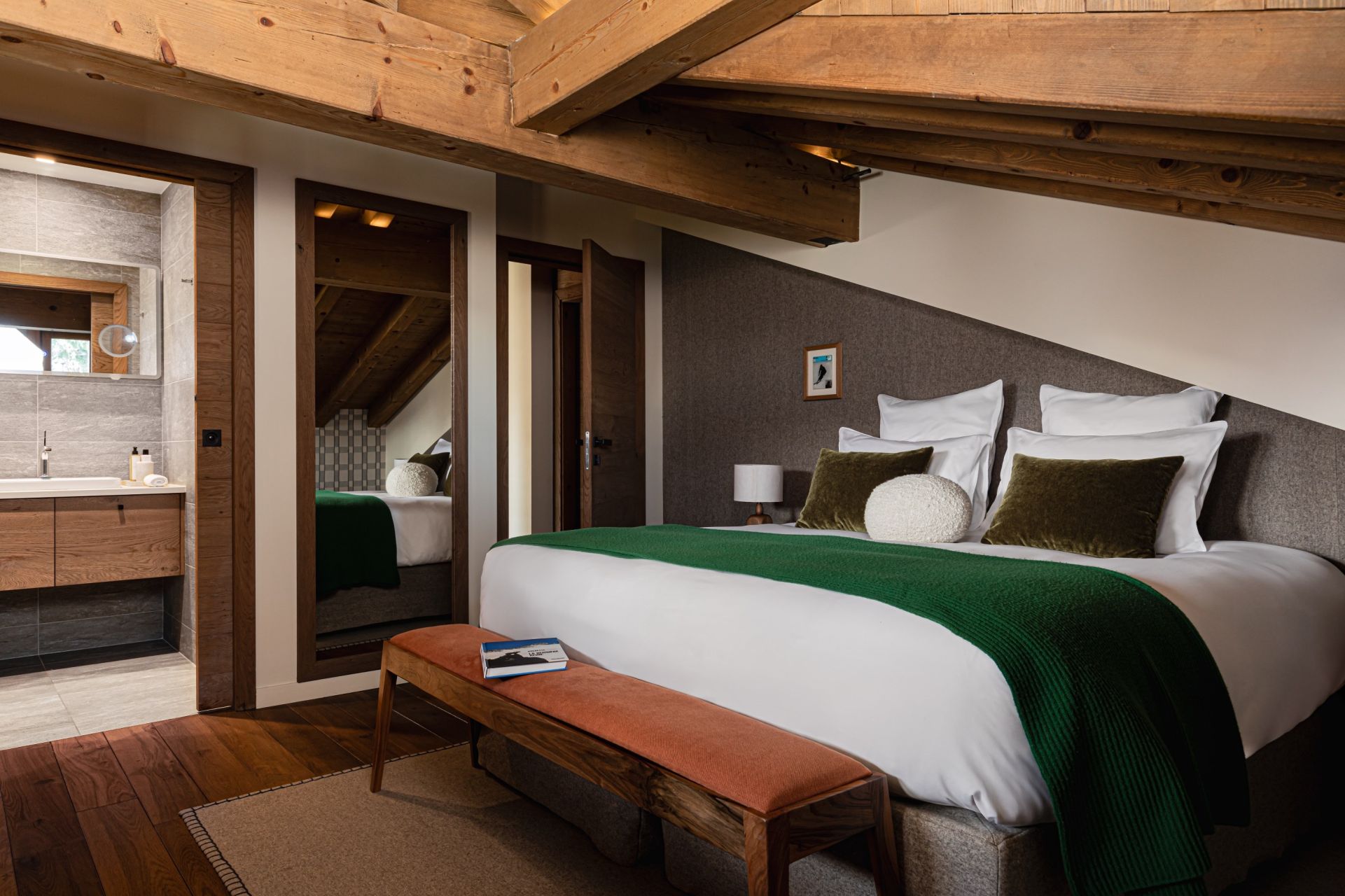luxury chalet 12 Rooms for seasonal rent on COURCHEVEL (73120)