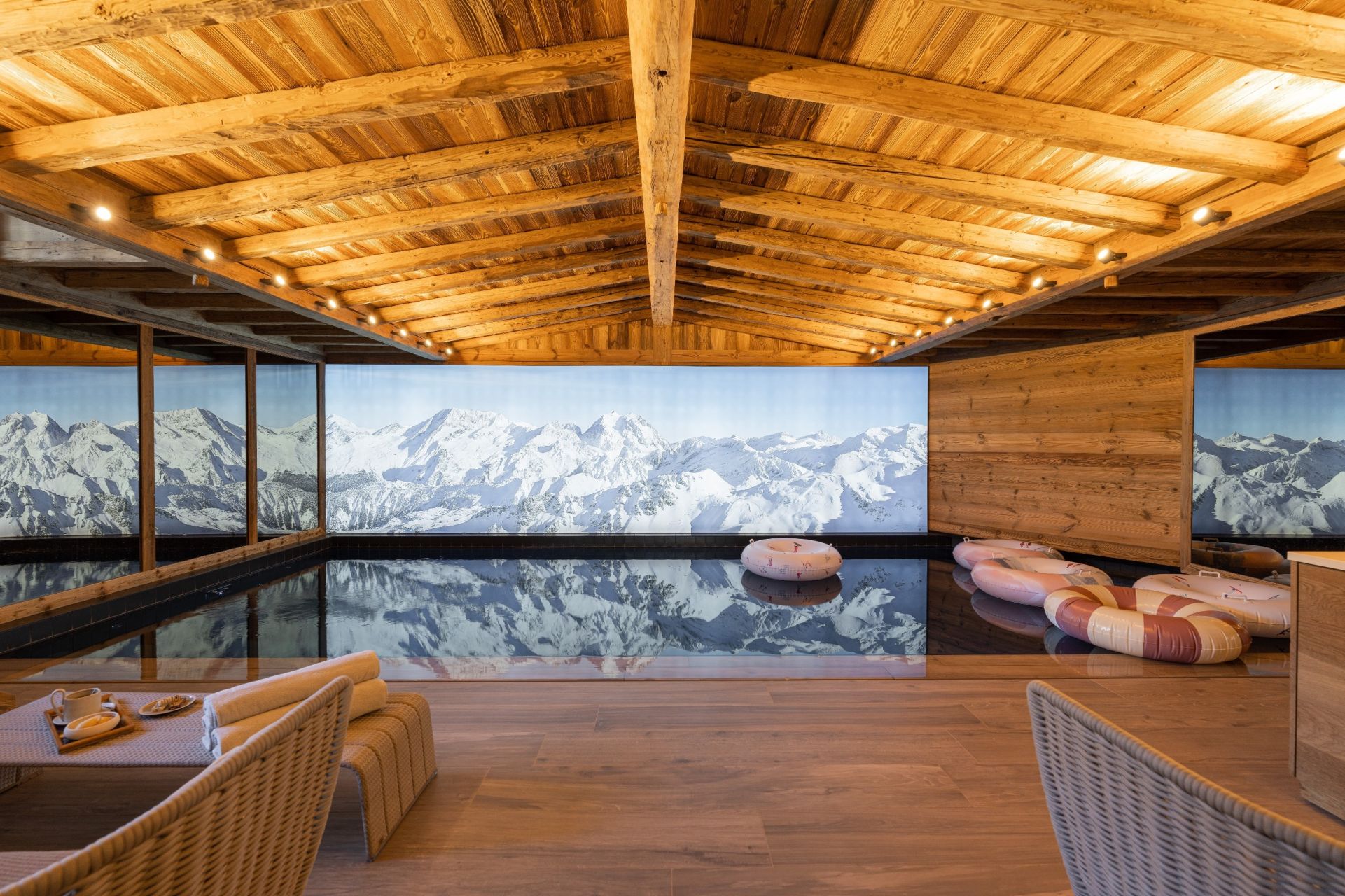 luxury chalet 12 Rooms for seasonal rent on COURCHEVEL (73120)