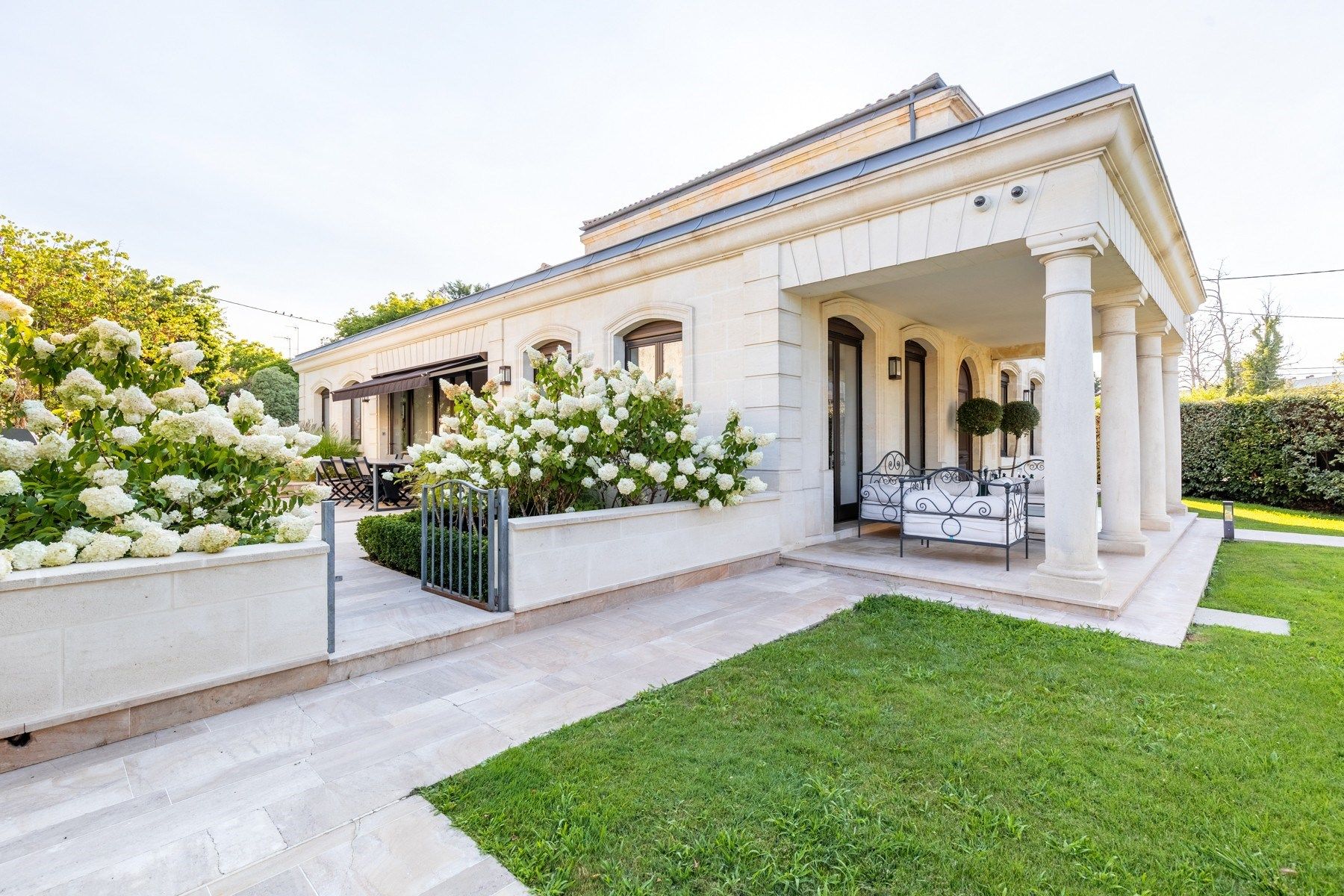 luxury house 8 Rooms for sale on BORDEAUX (33000)