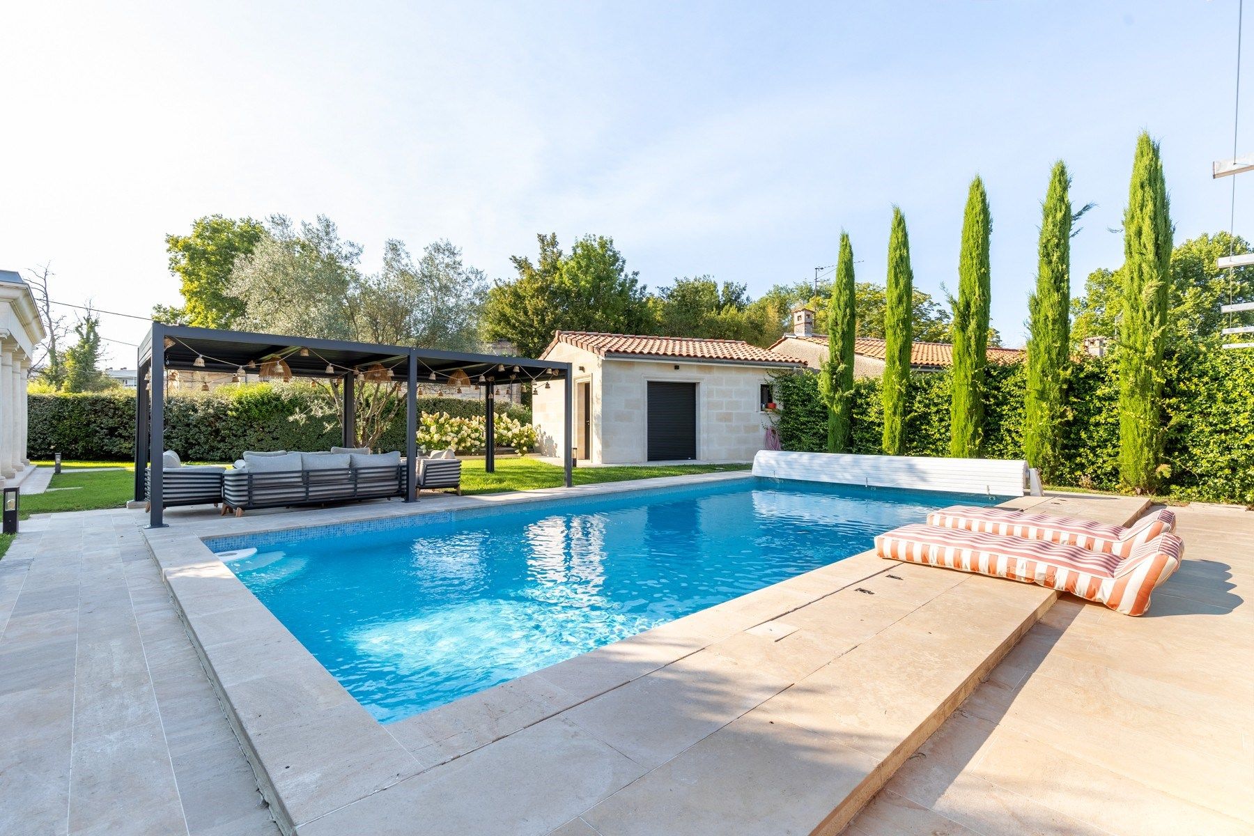 luxury house 8 Rooms for sale on BORDEAUX (33000)