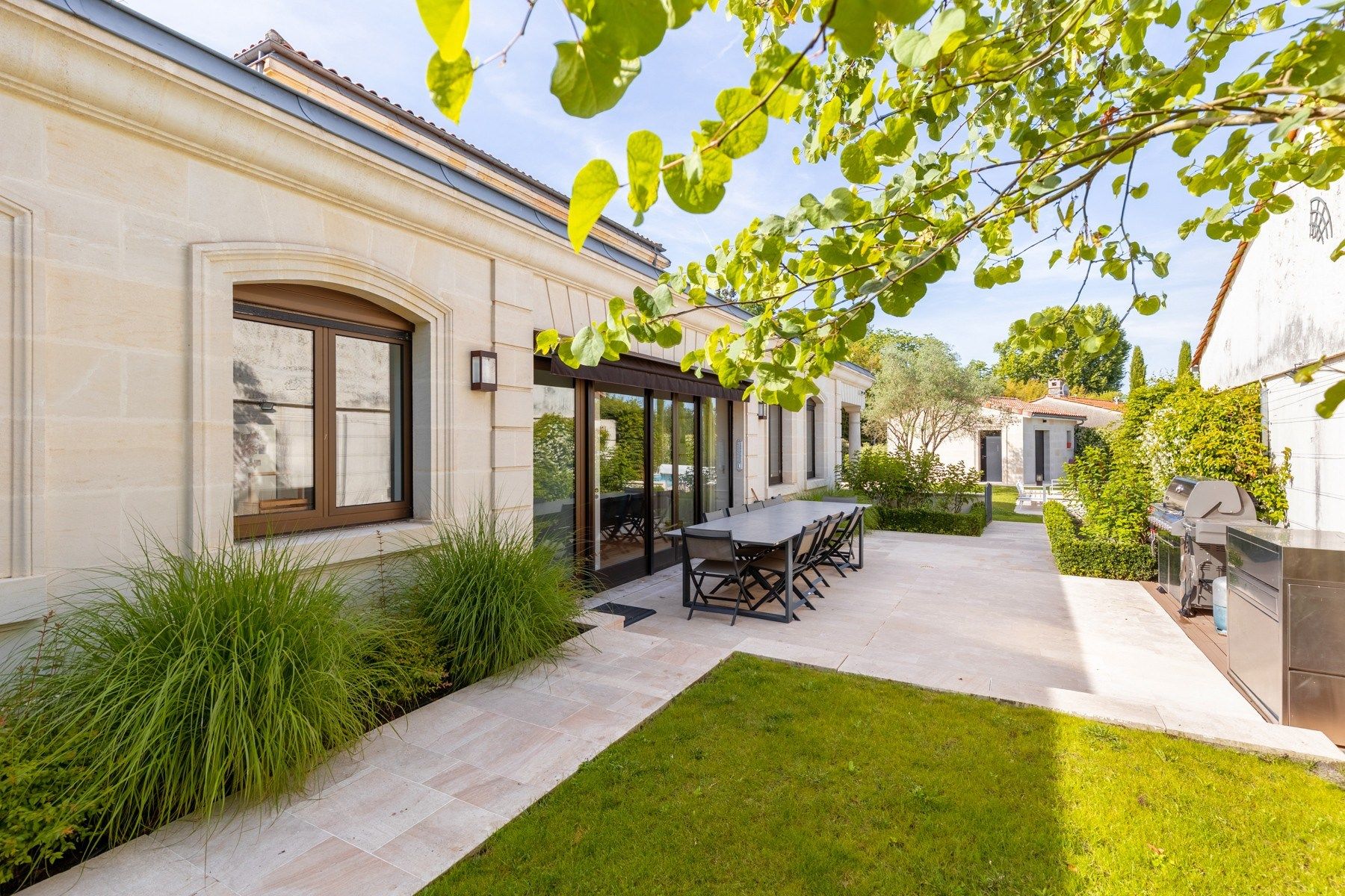 luxury house 8 Rooms for sale on BORDEAUX (33000)