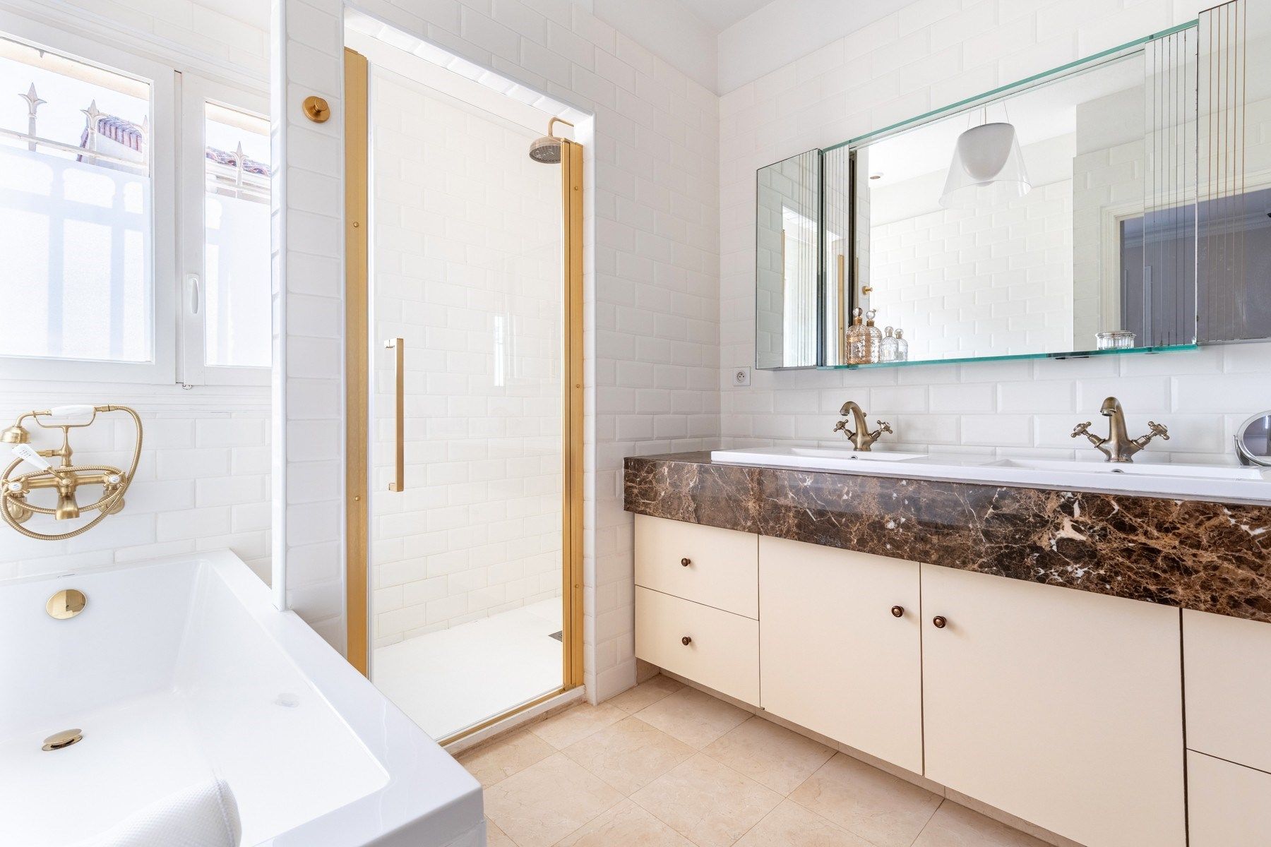 luxury house 8 Rooms for sale on BORDEAUX (33000)