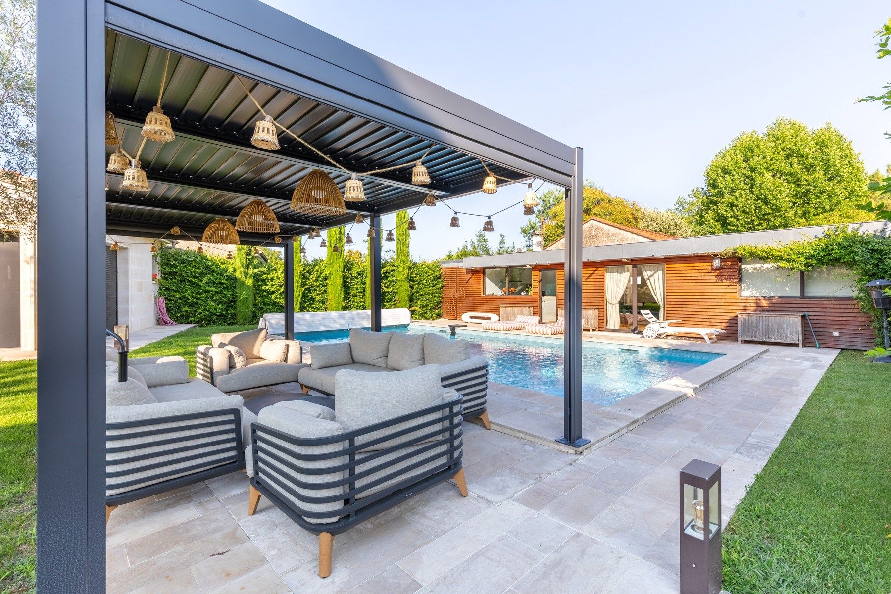 luxury house 8 Rooms for sale on BORDEAUX (33000)