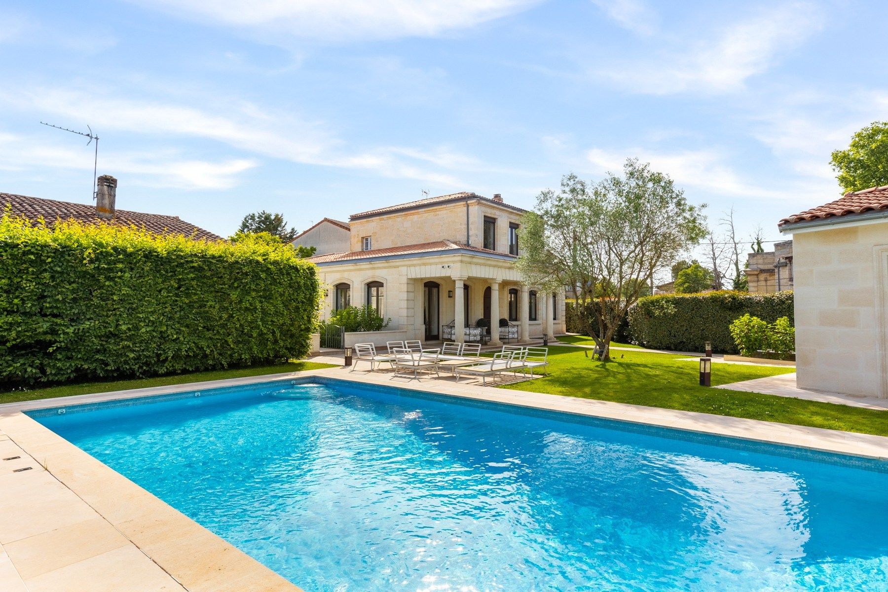 luxury house 8 Rooms for sale on BORDEAUX (33000)