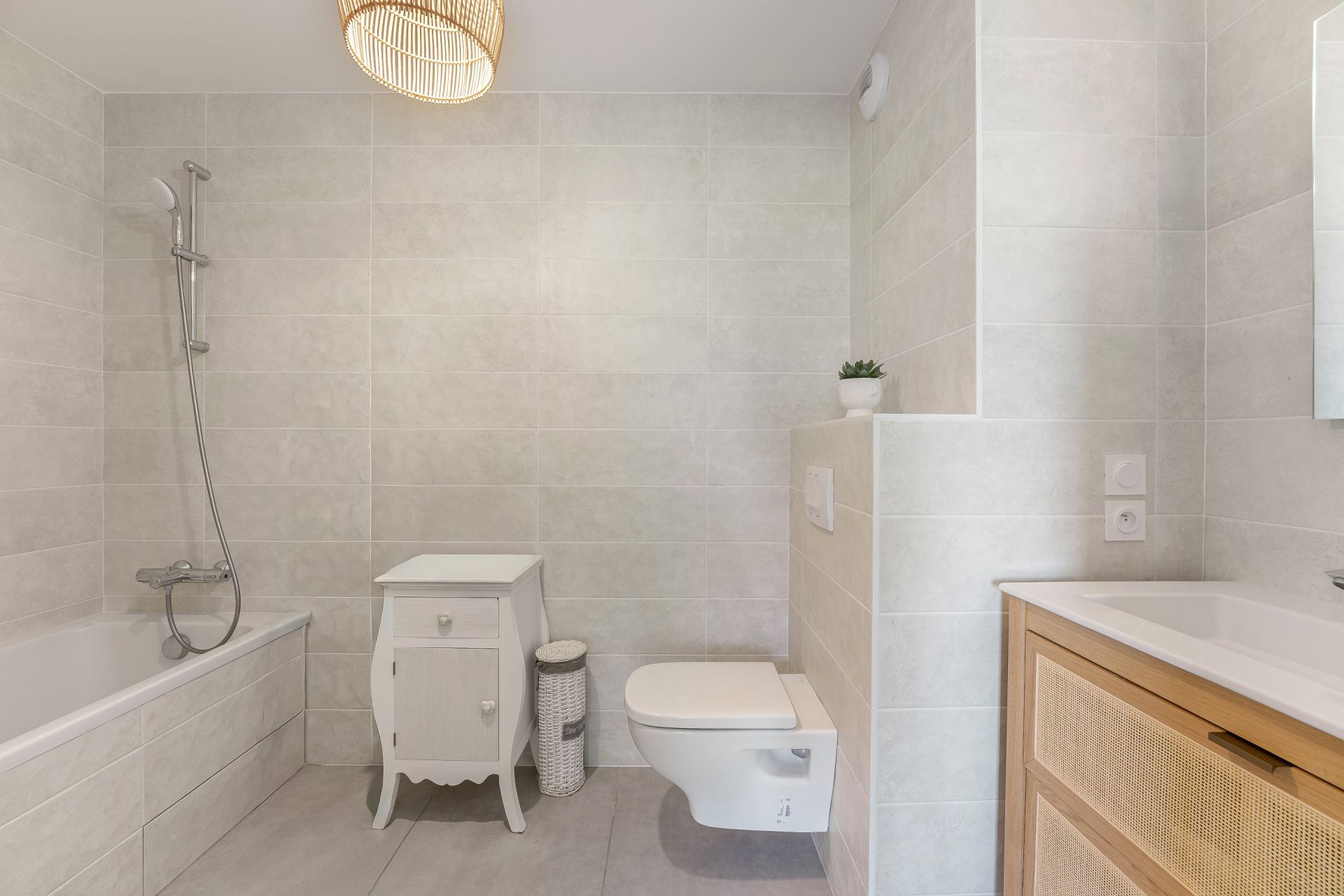 luxury apartment 4 Rooms for sale on EVIAN LES BAINS (74500)
