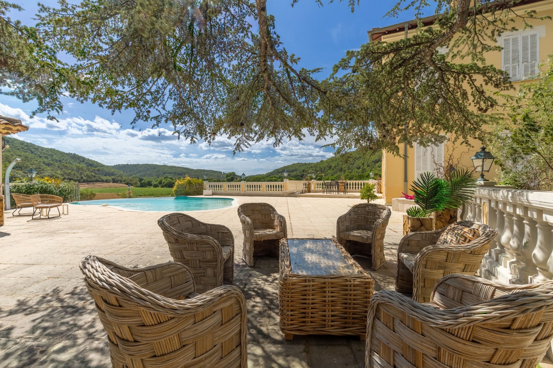 castle 10 Rooms for sale on CABASSE (83340)