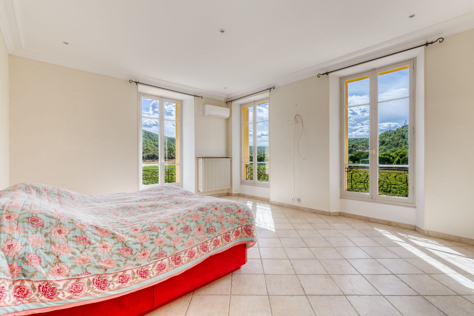 castle 10 Rooms for sale on CABASSE (83340)