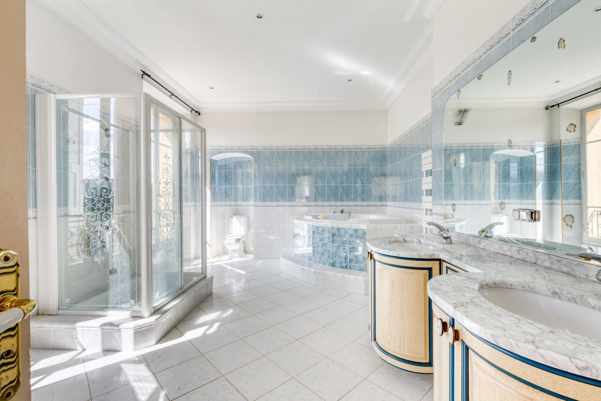 castle 10 Rooms for sale on CABASSE (83340)